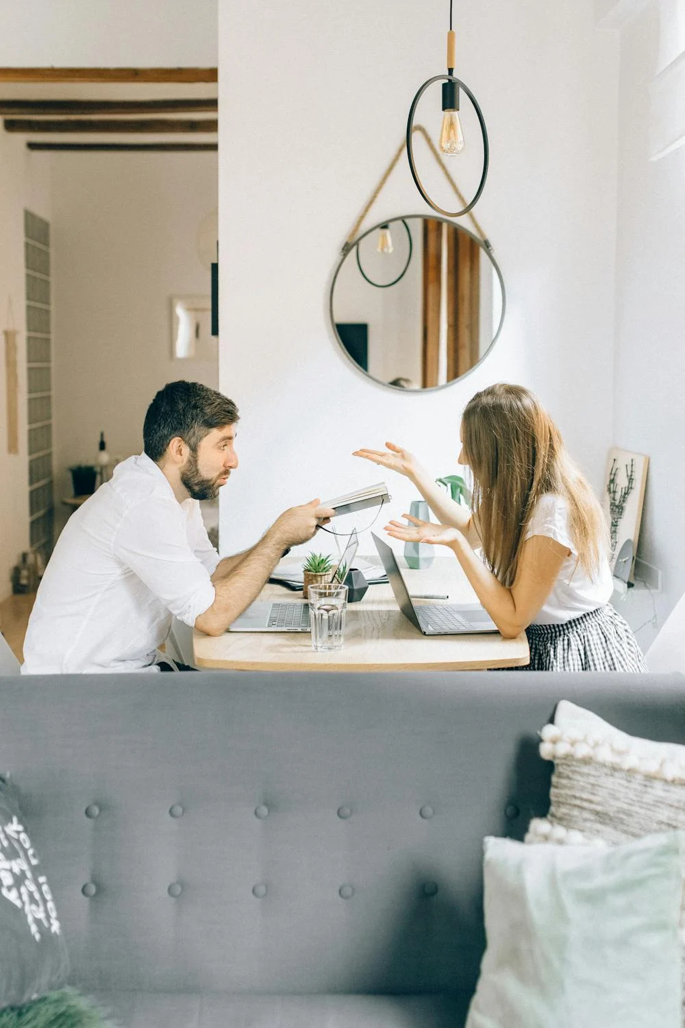 A couple discussing | Source: Pexels