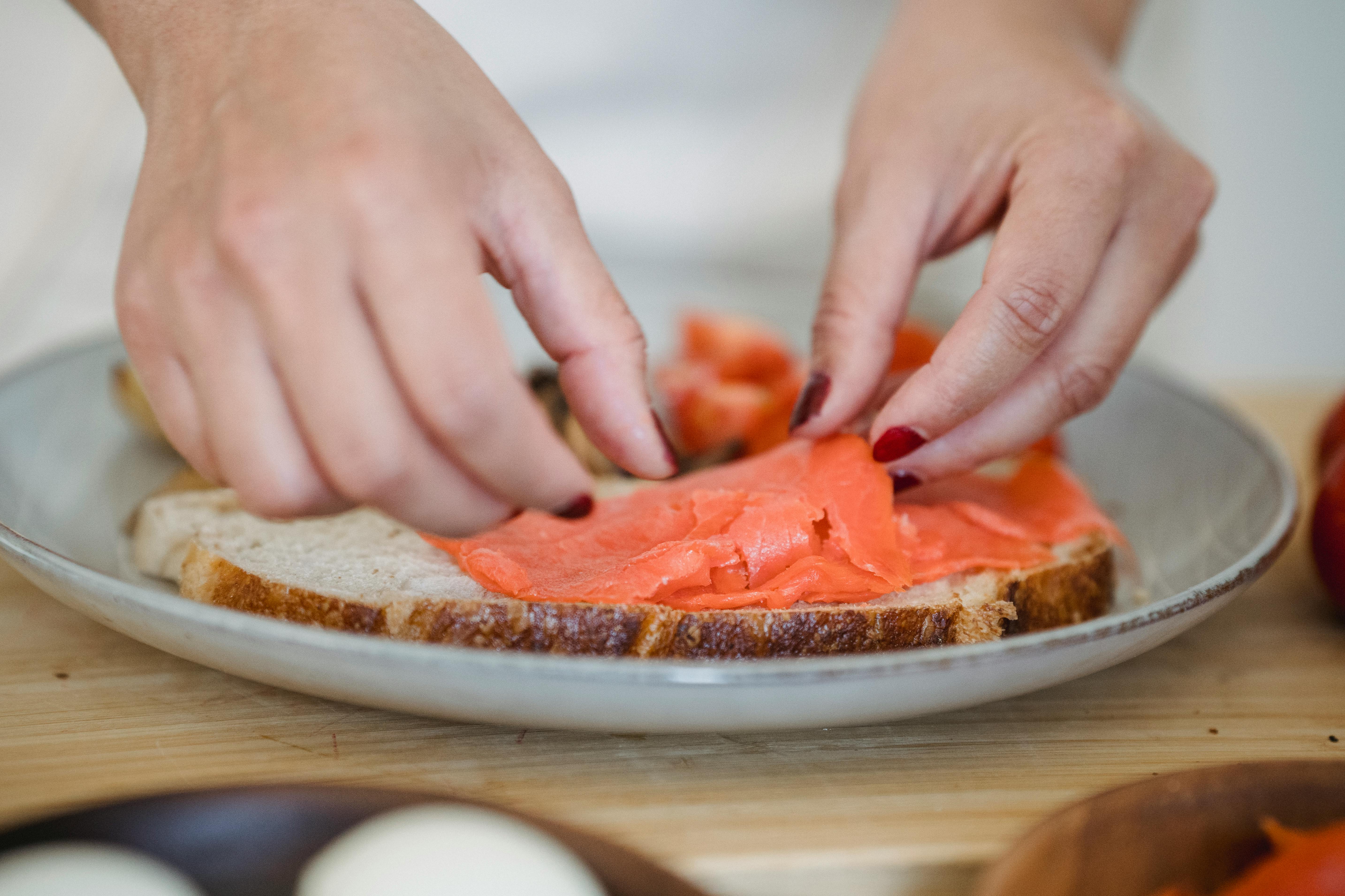 A woman making a sandwich | Source: Pexels