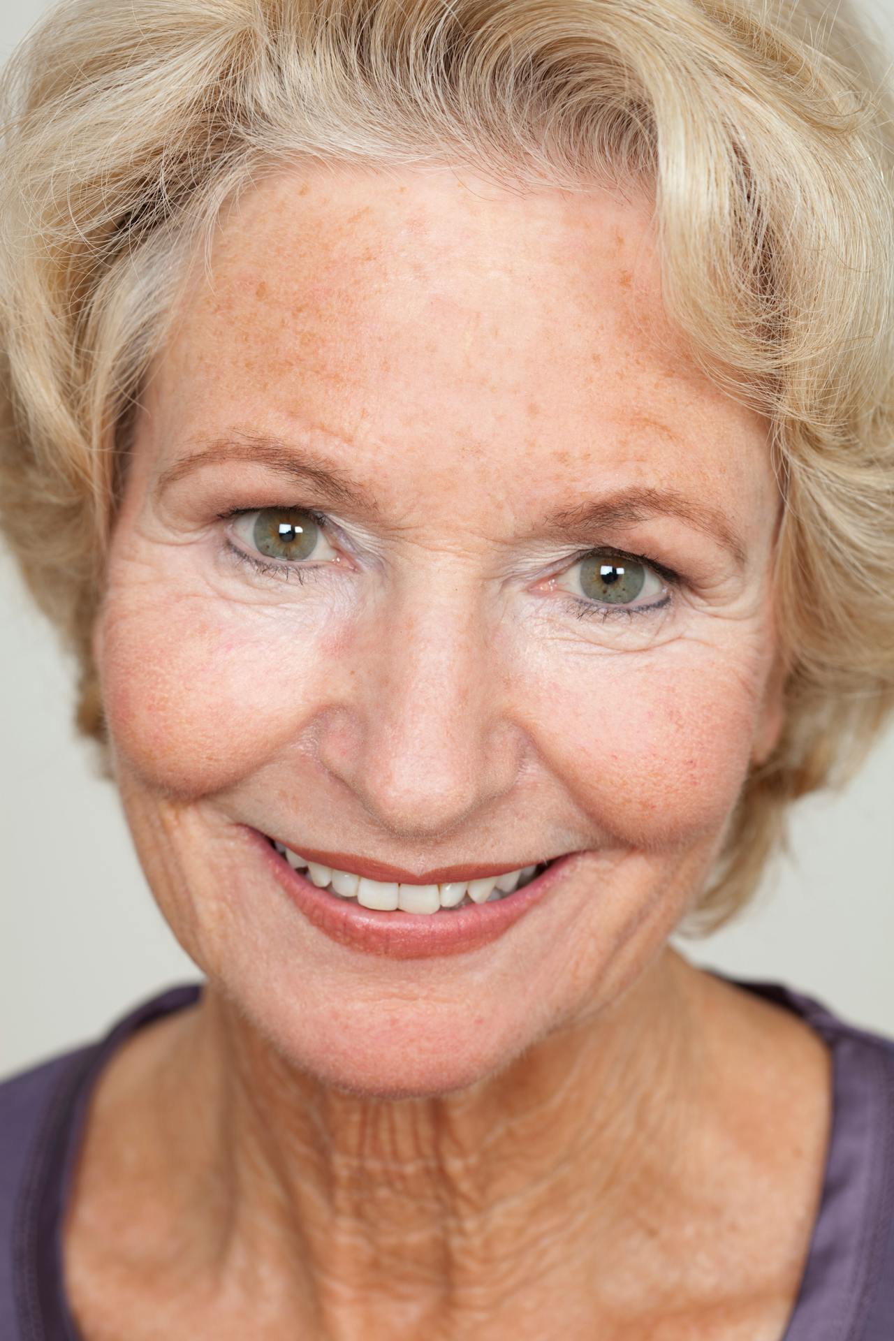 An older woman with a warm smile | Source: Pexels