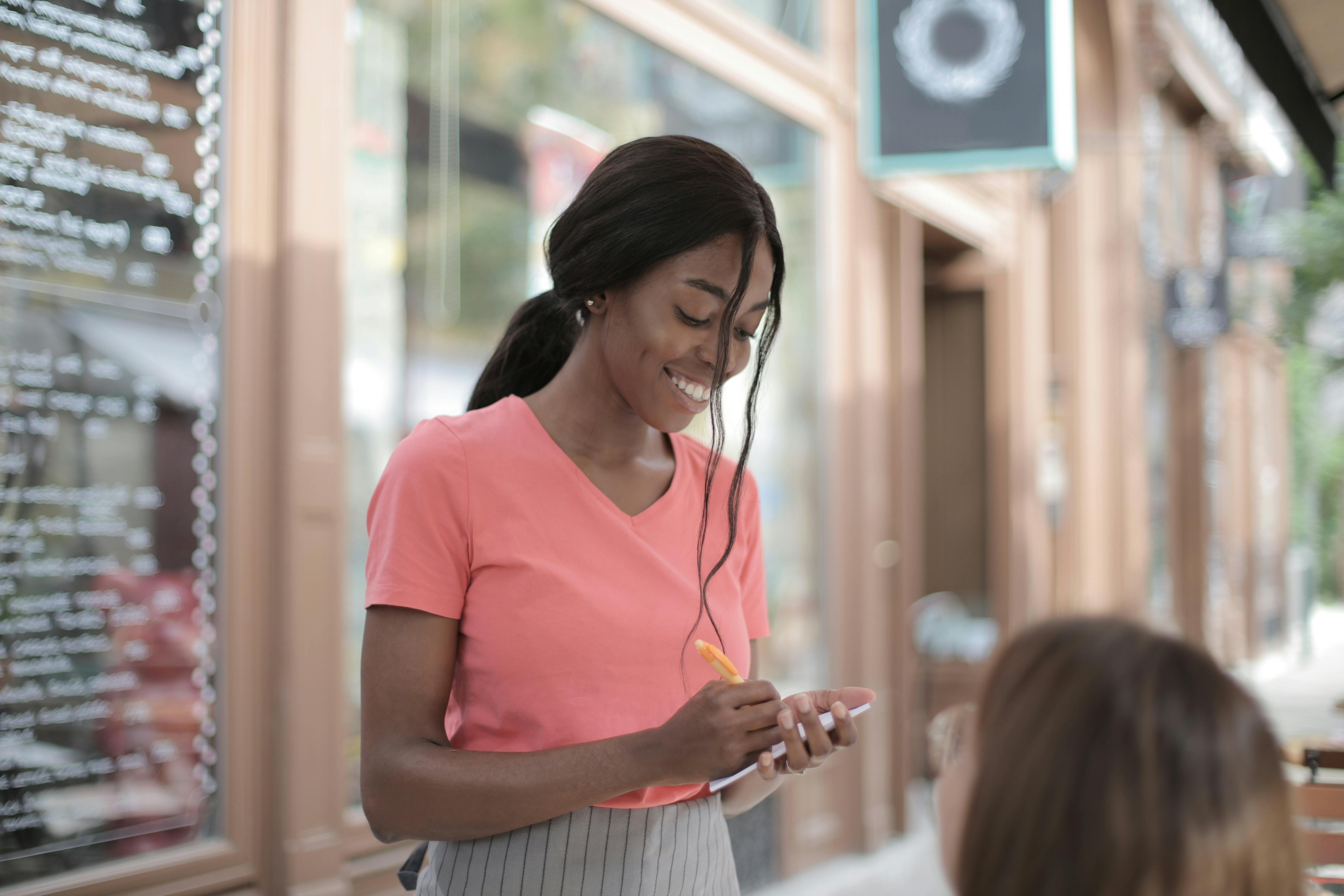 A waitress taking an order | Source: Pexels