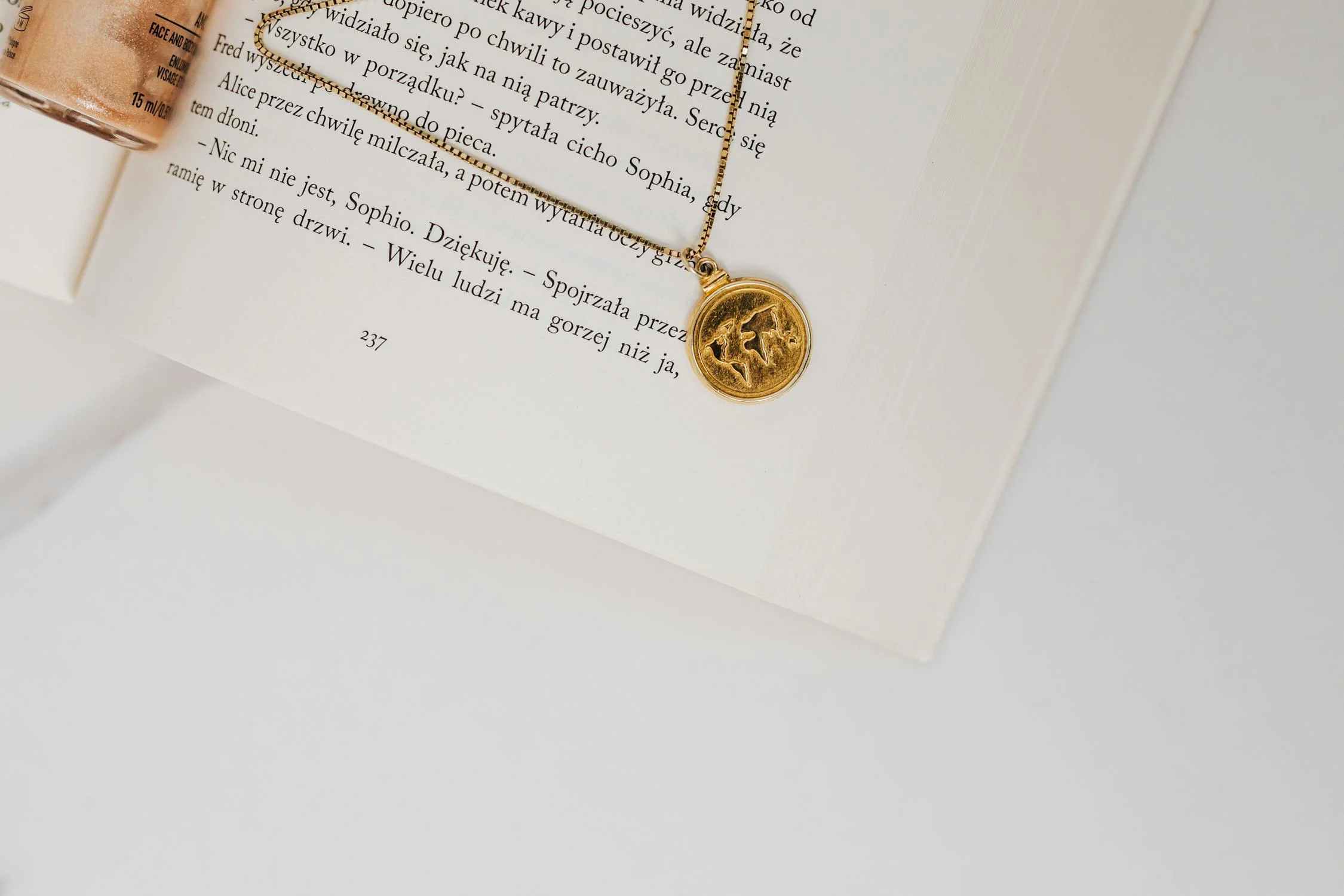 A gold necklace | Source: Pexels