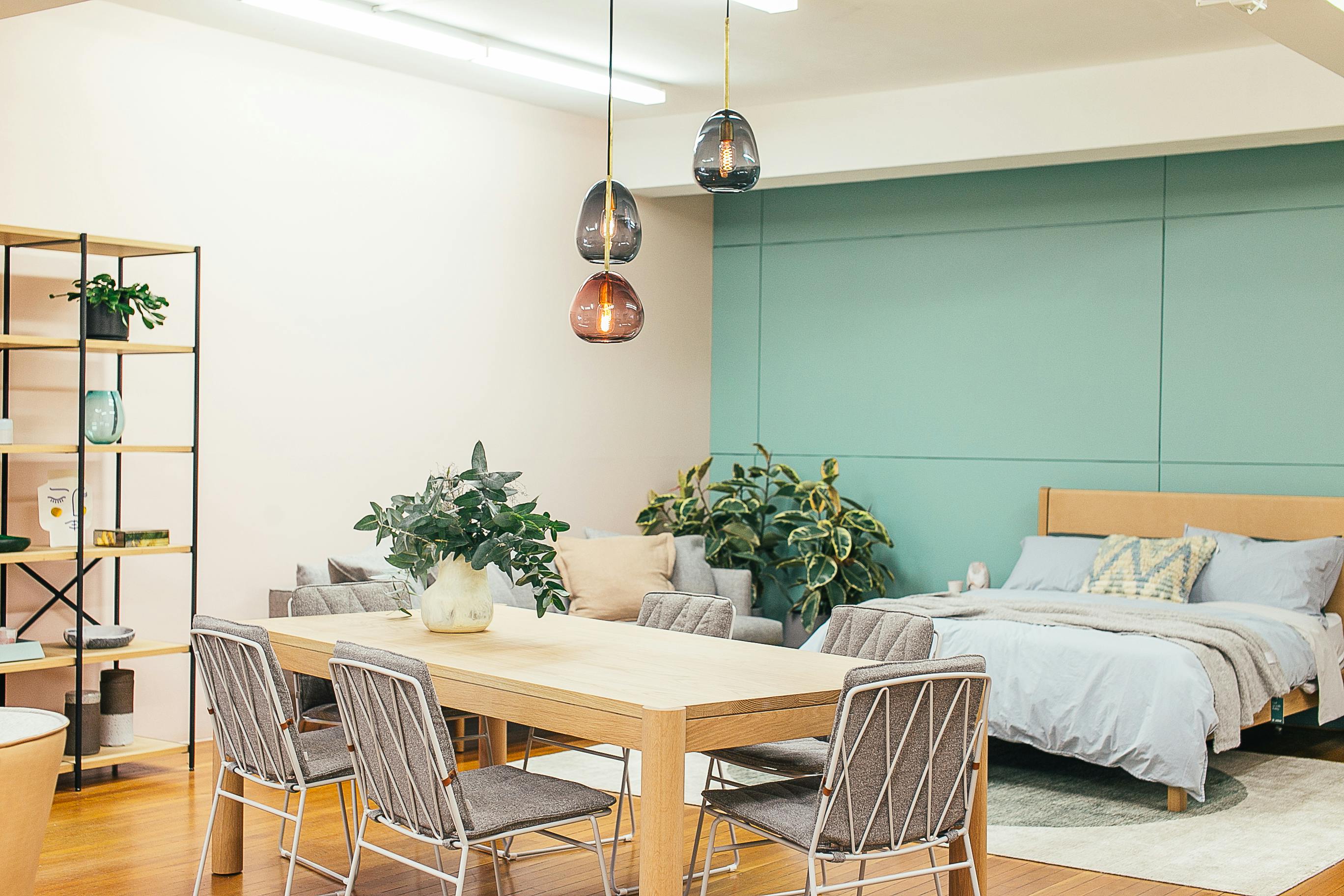 Room with table and chairs and with bed | Source: Pexels