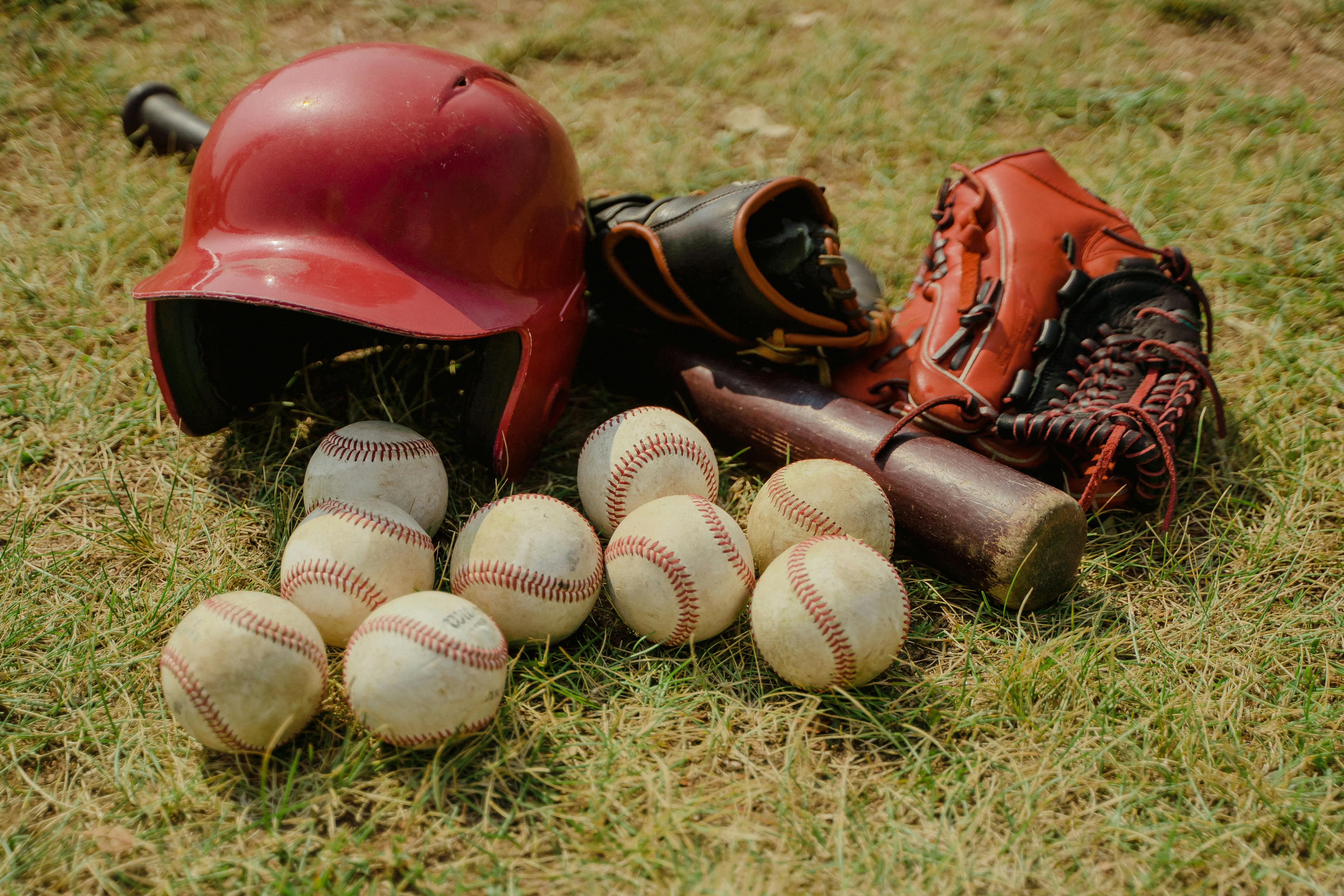 Baseball bat and white balls | Source: Pexels
