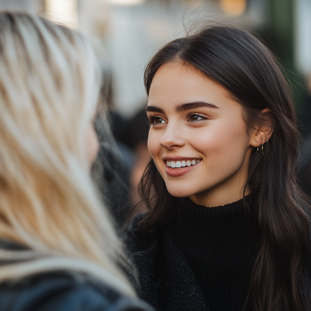 A smiling woman talking to her friend | Source: no source