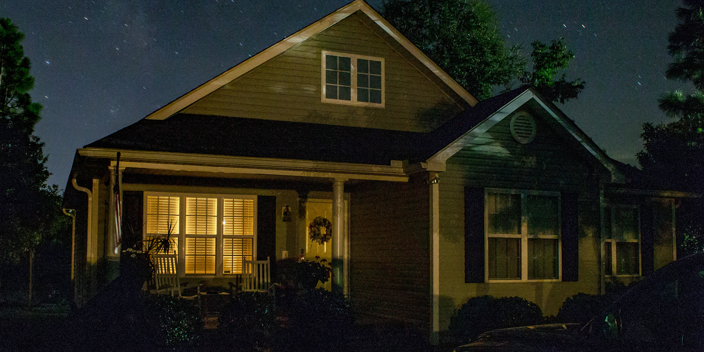 A house against the backdrop of the starry sky | Source: Shutterstock