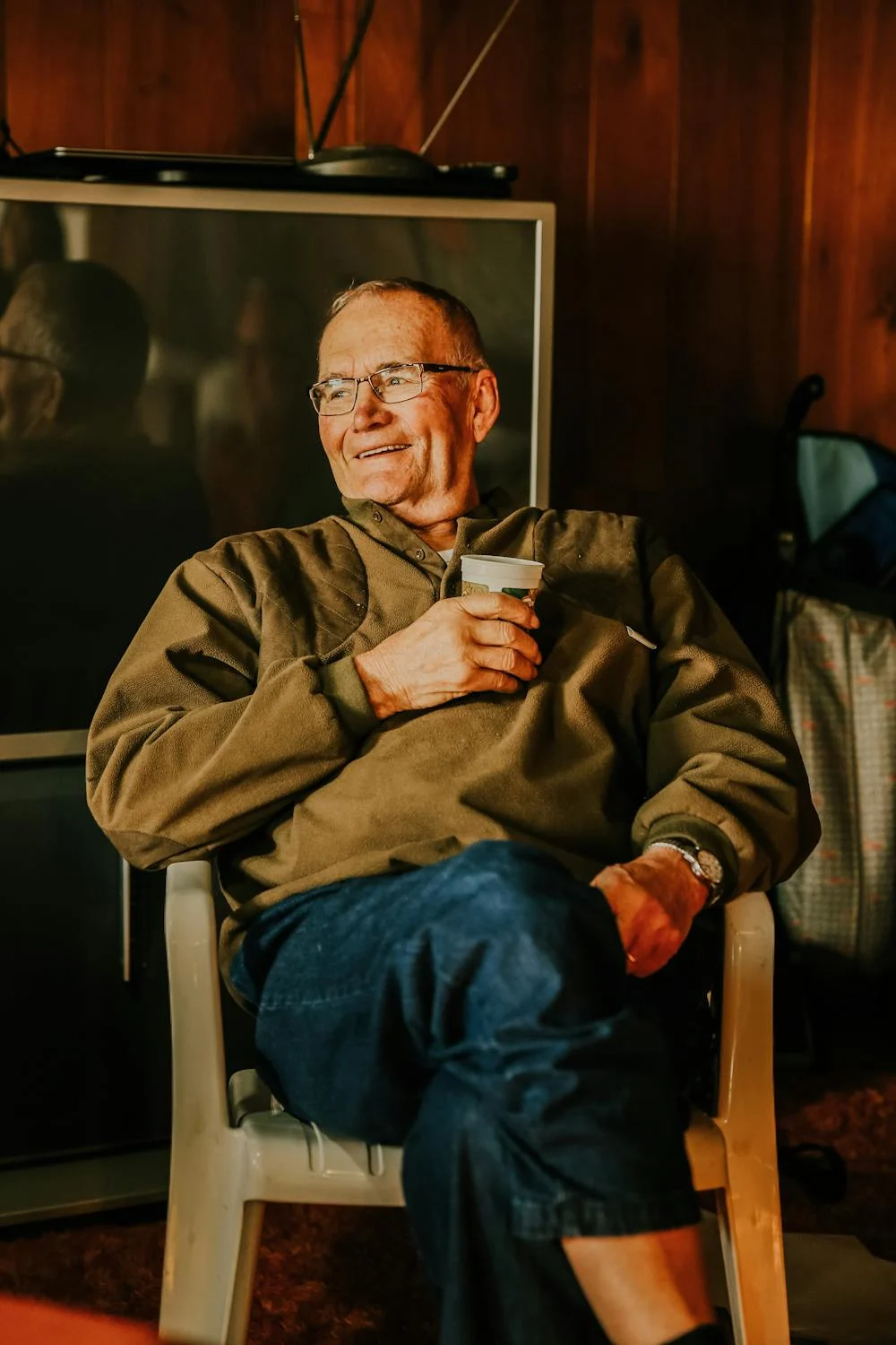 An elderly man watching TV | Source: Pexels