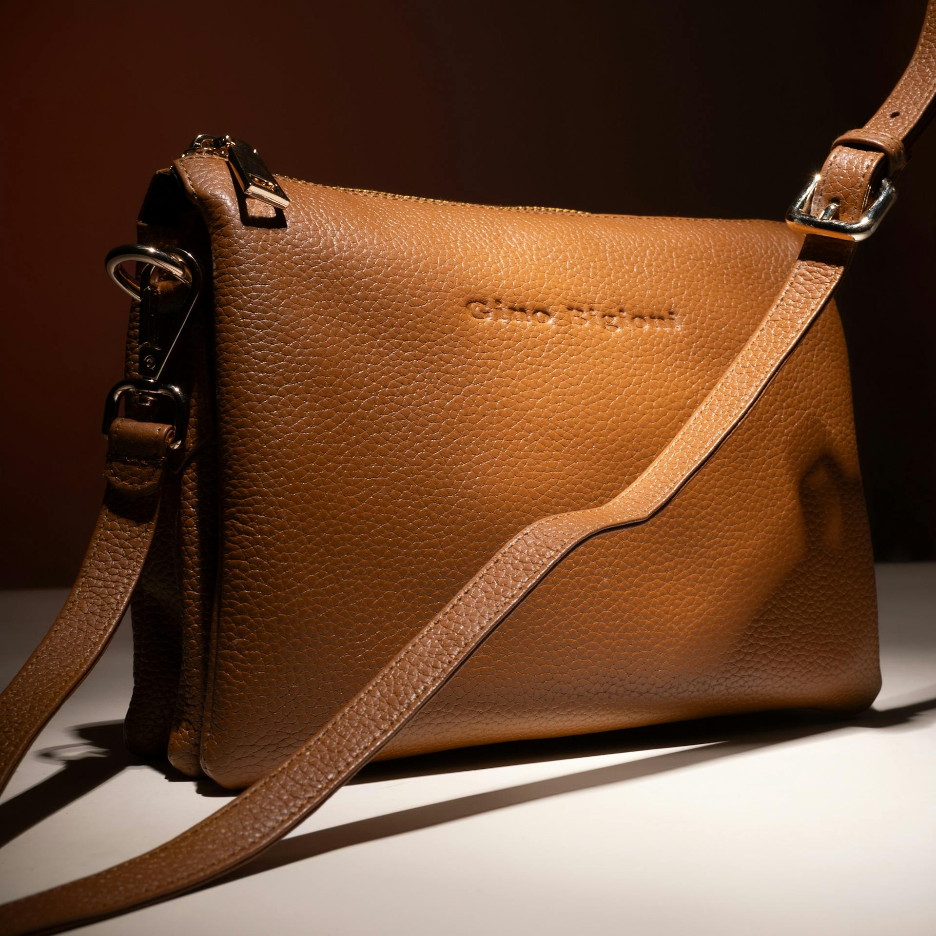 A handbag on a table | Source: Pexels