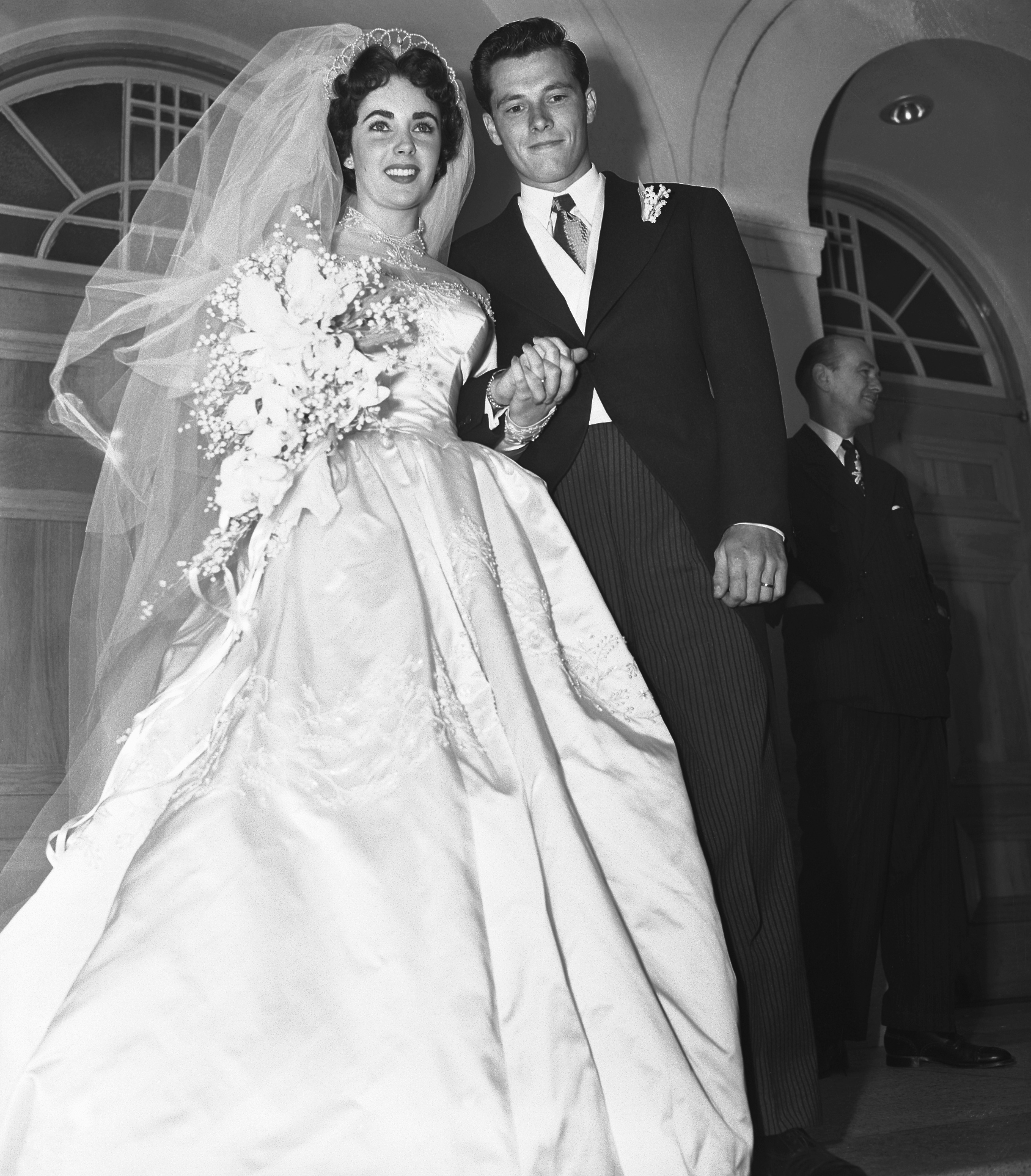 Elizabeth Taylor and Conrad Hilton Jr. are seen on their wedding day, circa 1950 | Source: Getty Images