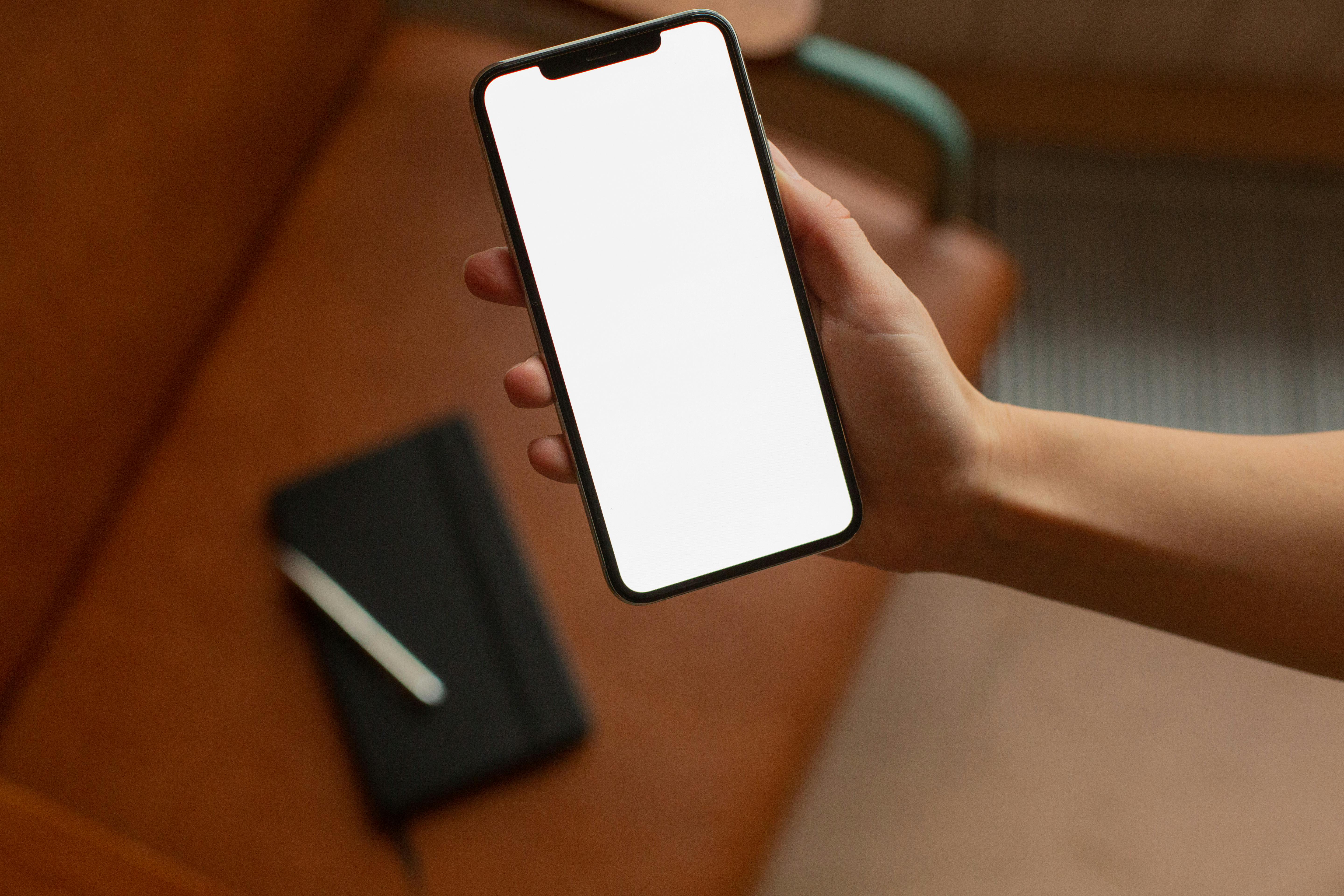 A person holding a smartphone | Source: Pexels
