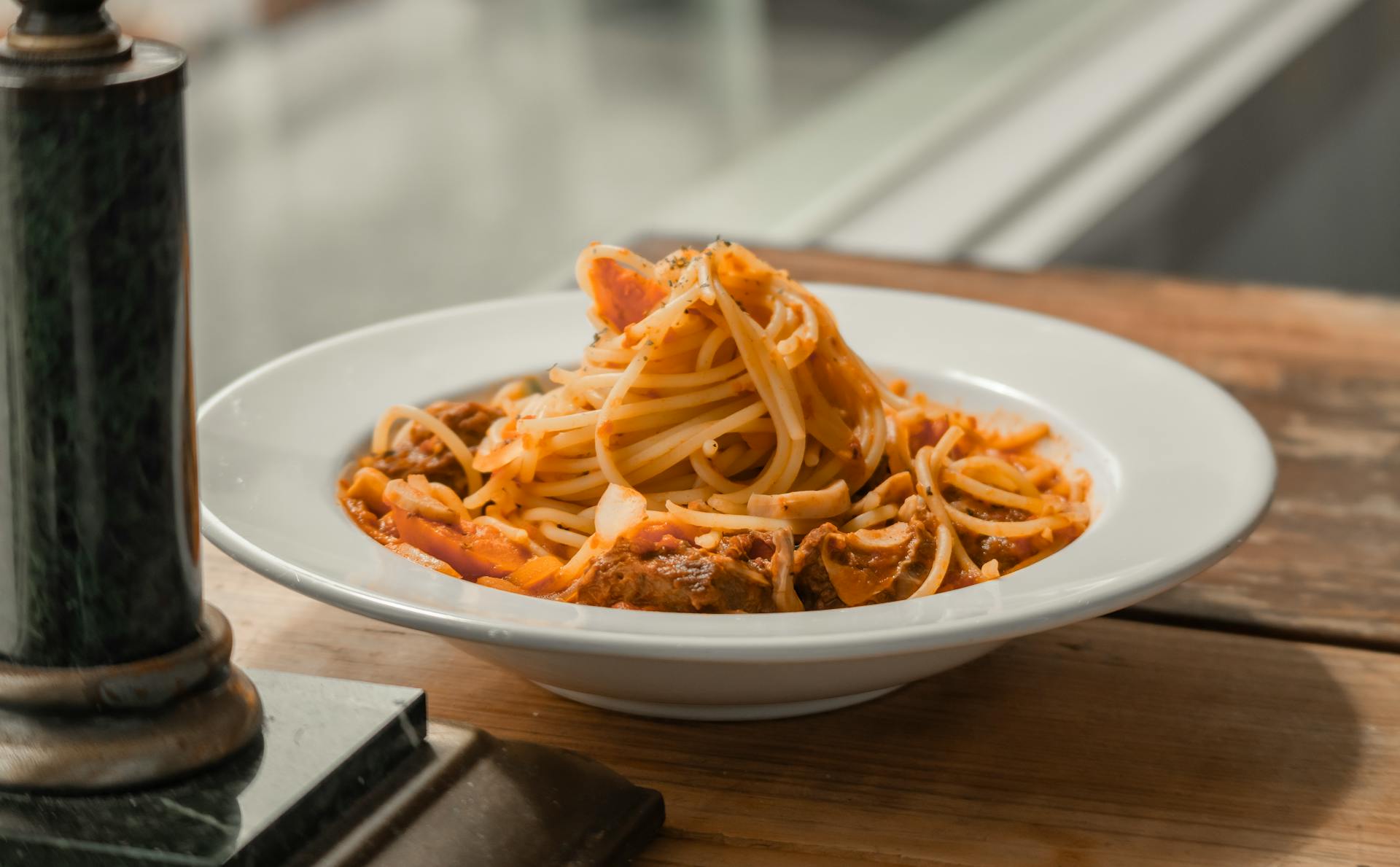 A plate of pasta on the table | Source: Pexels
