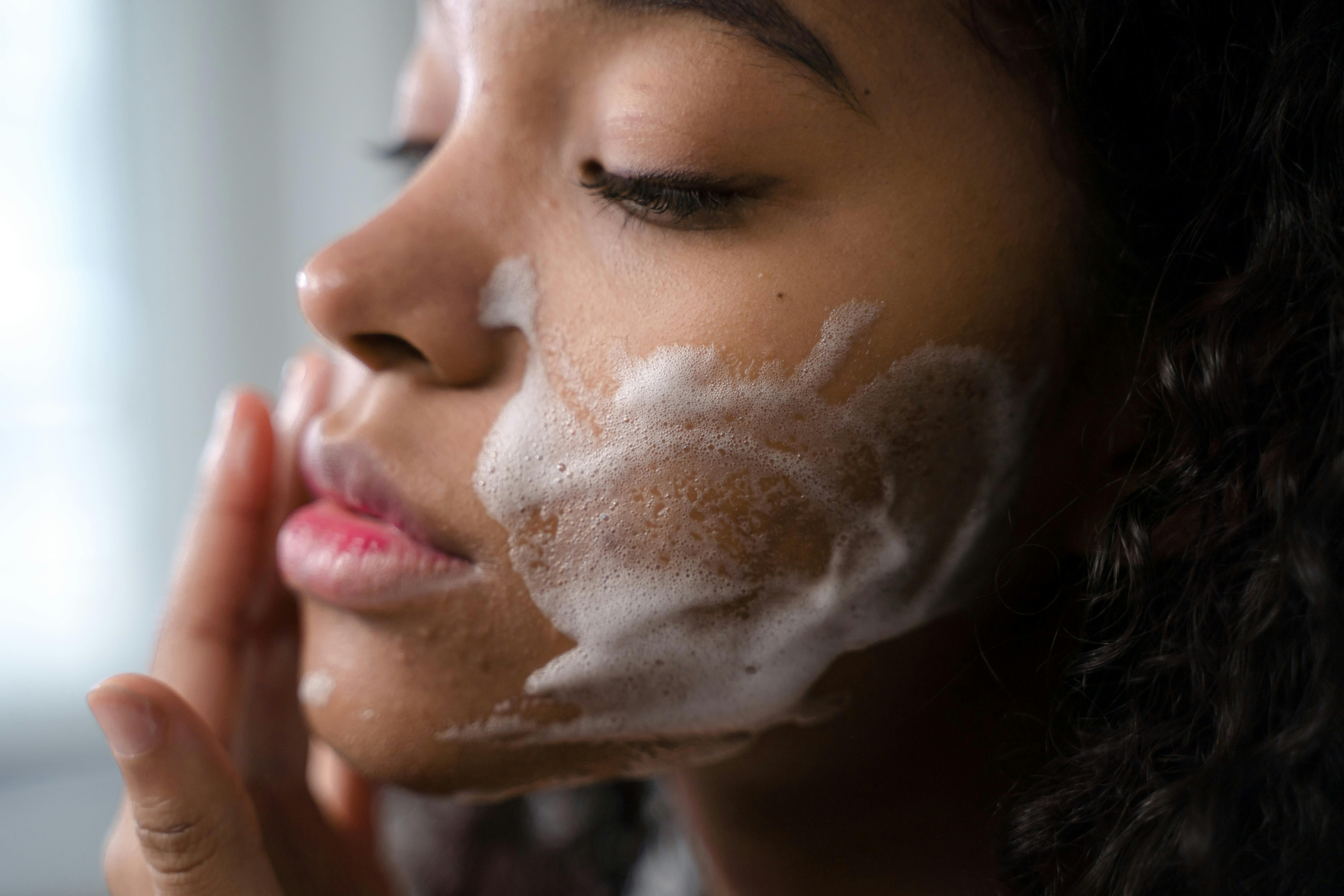 Woman cleansing her face | Source: Pexels
