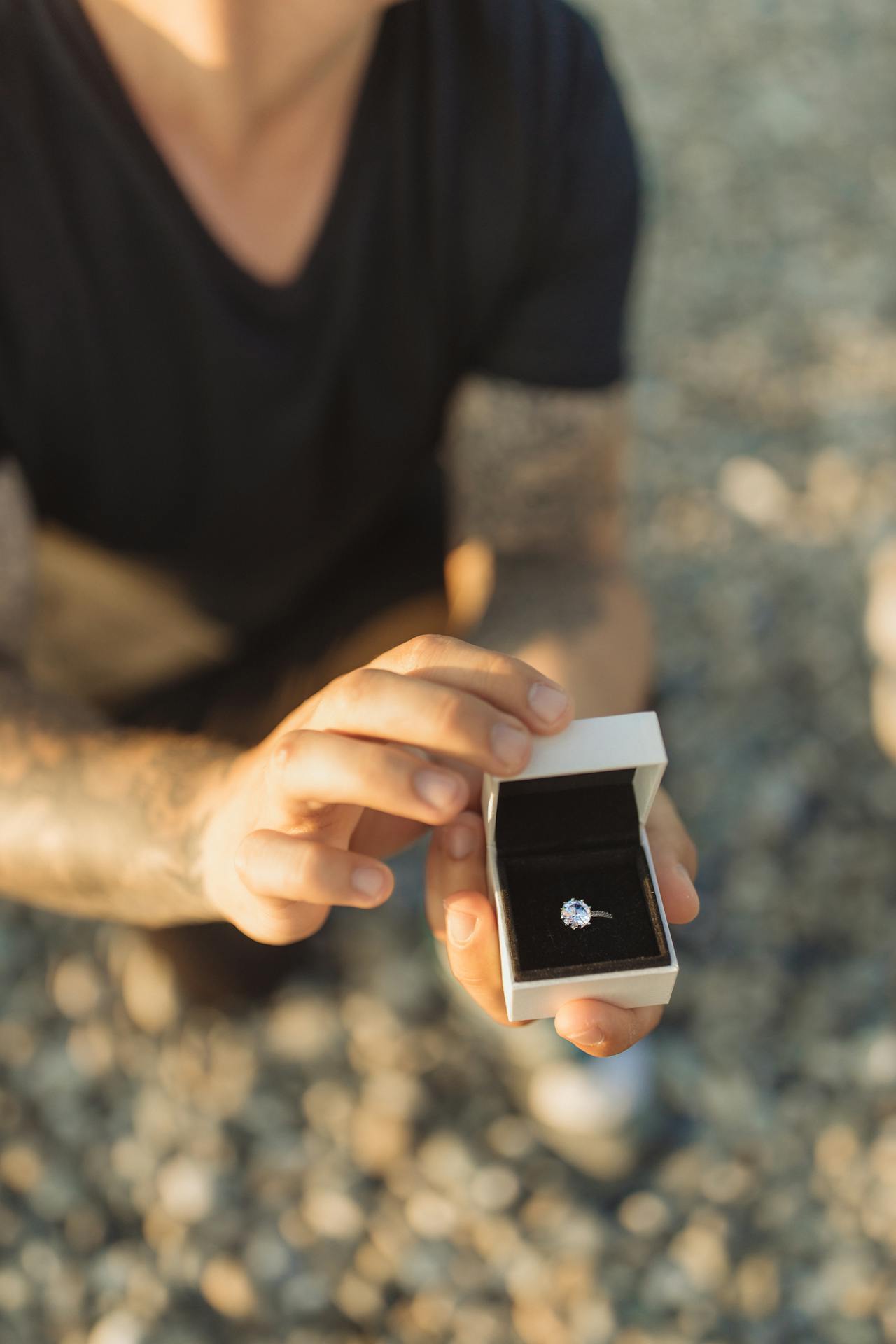 A man down on one knee with a ring box in hand | Source: Pexels