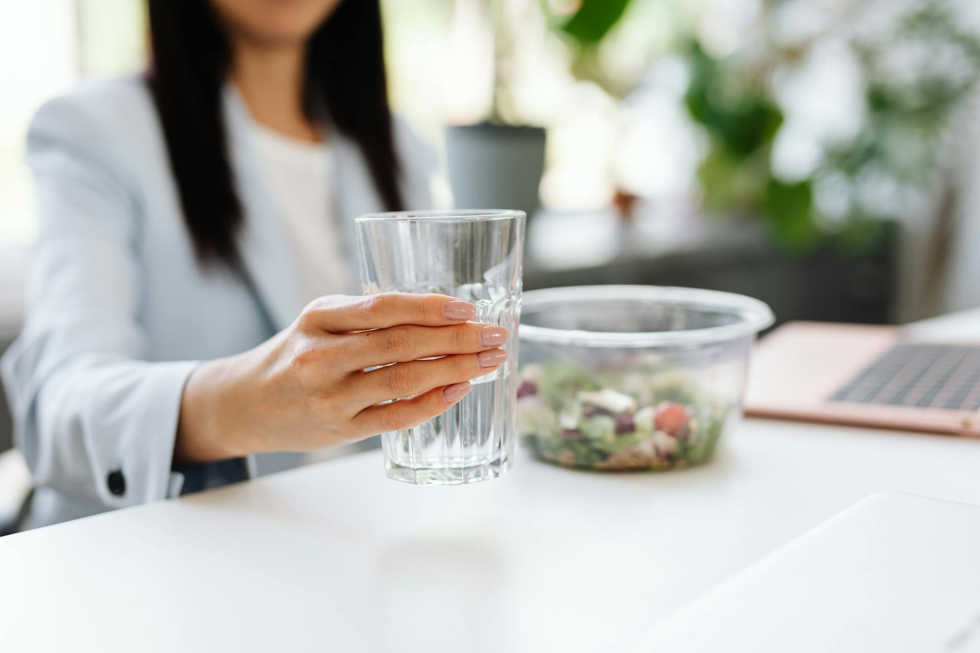 A woman having lunch at her desk | Source: Pexels