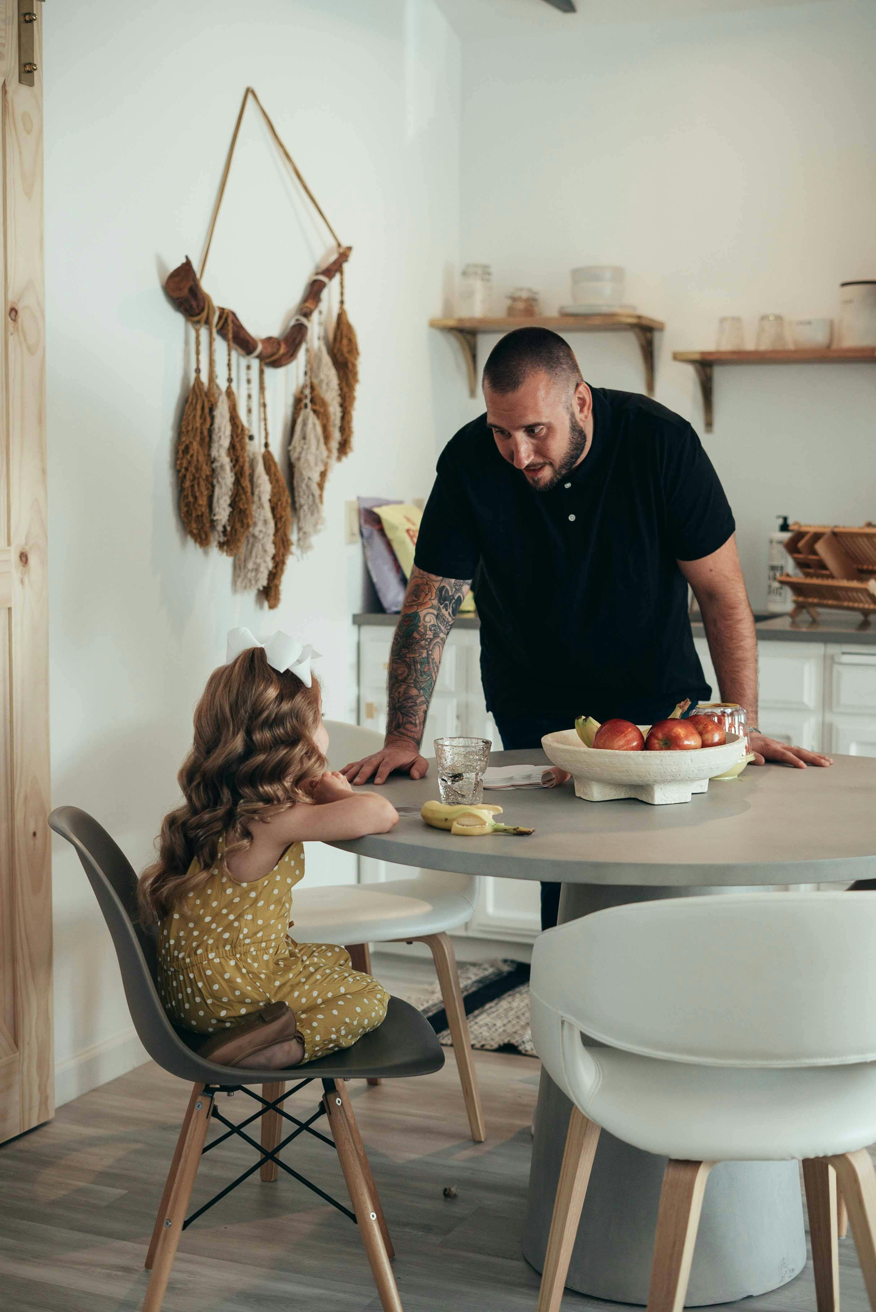 Father talking to his daughter | Source: Pexels