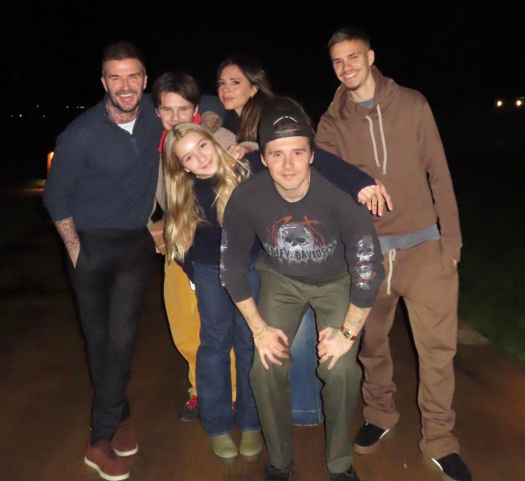 Victoria, David, Brooklyn, Romeo, Cruz, and Harper Beckham celebrate Christmas in a post dated December 25, 2023 | Source: Instagram/victoriabeckham