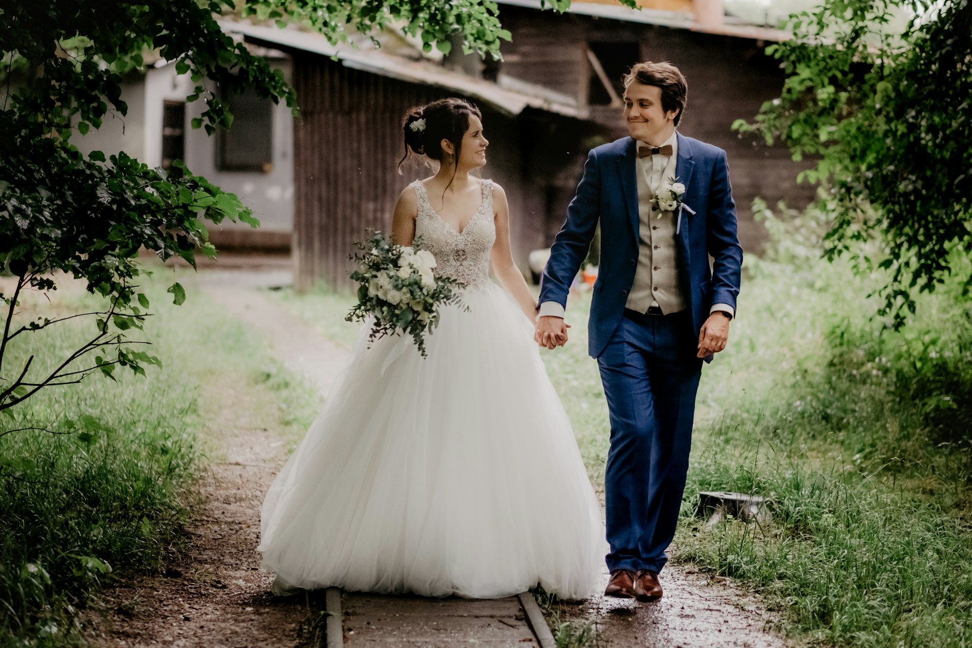A delighted newlywed couple | Source: Unsplash