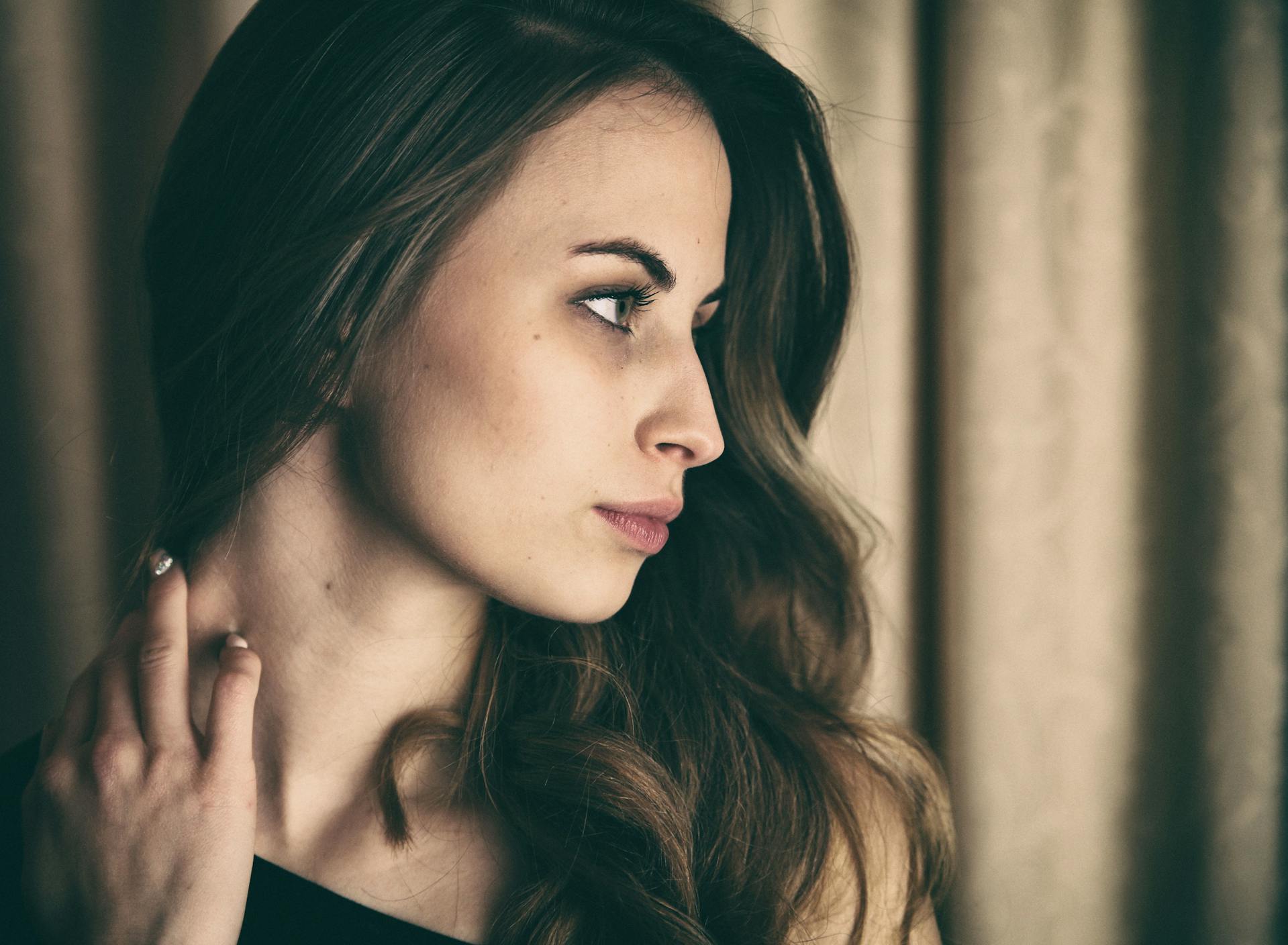 A woman staring coldly at someone | Source: Pexels