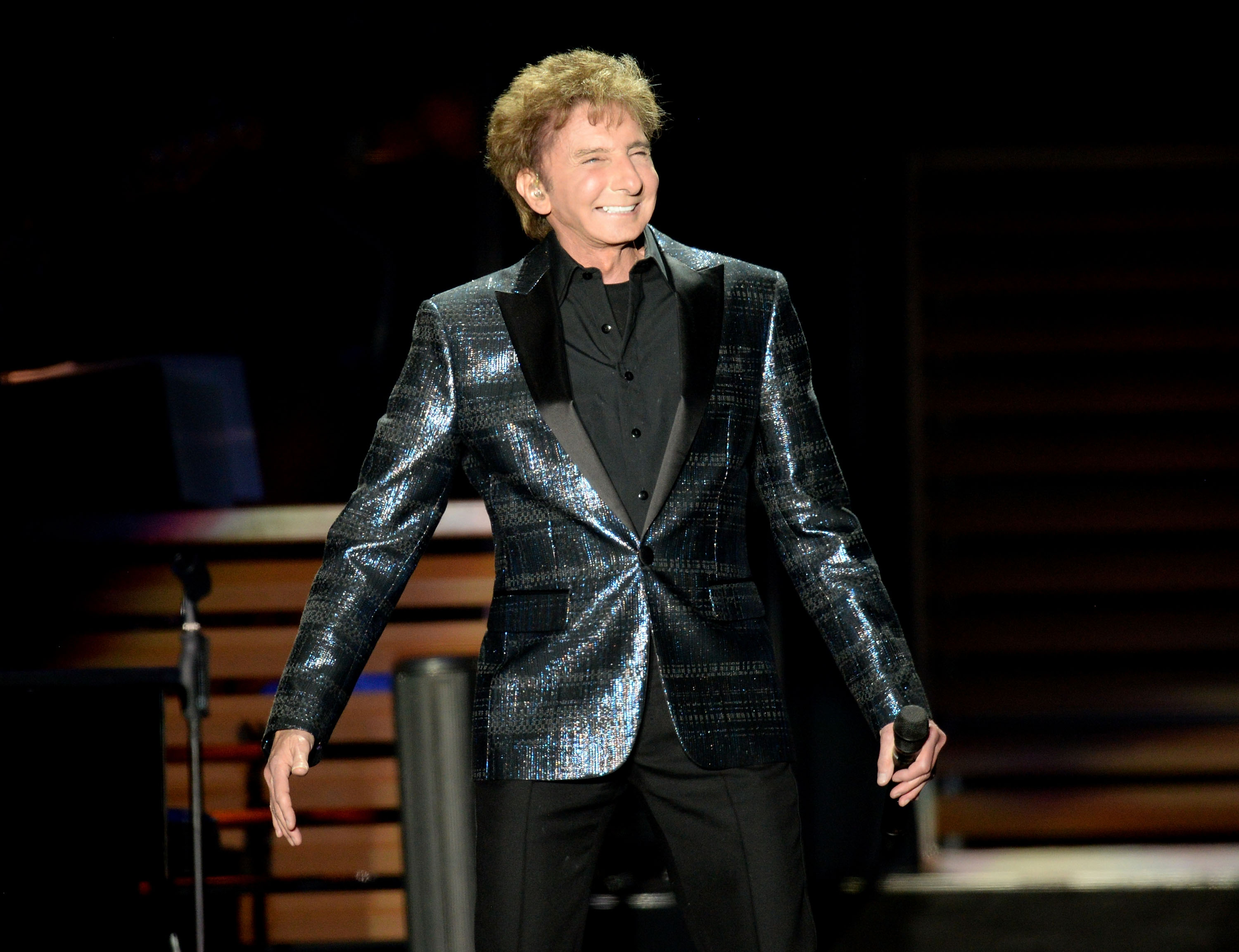 Barry Manilow performs onstage at The Forum on August 4, 2017, in Inglewood, California | Source: Getty Images