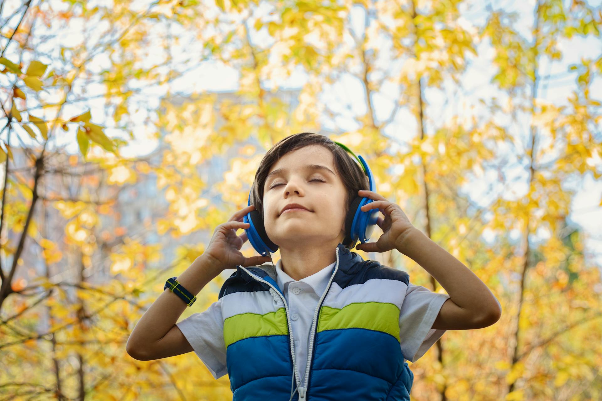 A boy with headphones on | Source: Pexels