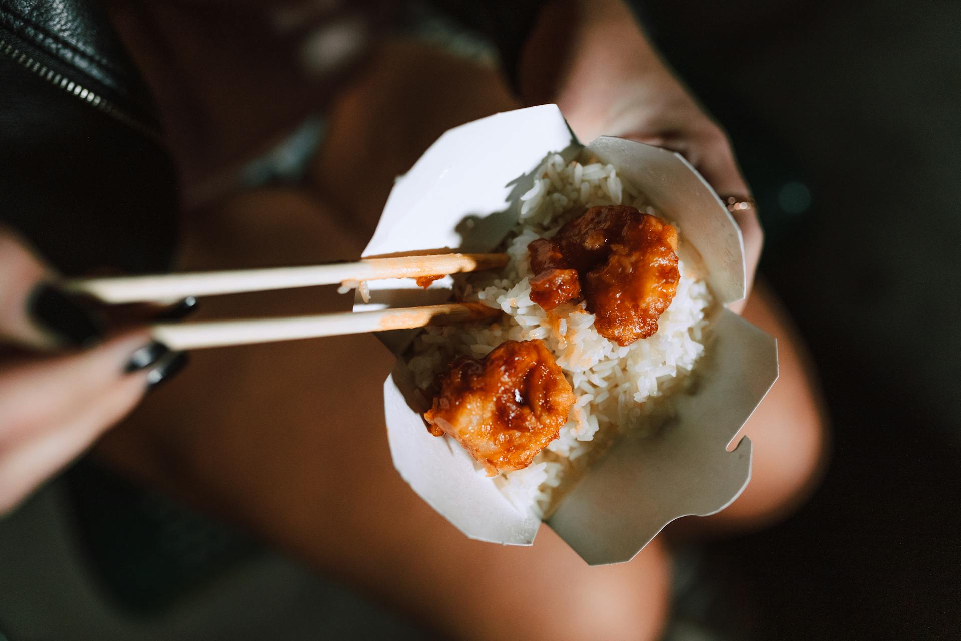A close-up shot of a woman holding a takeout food box | Source: Pexels