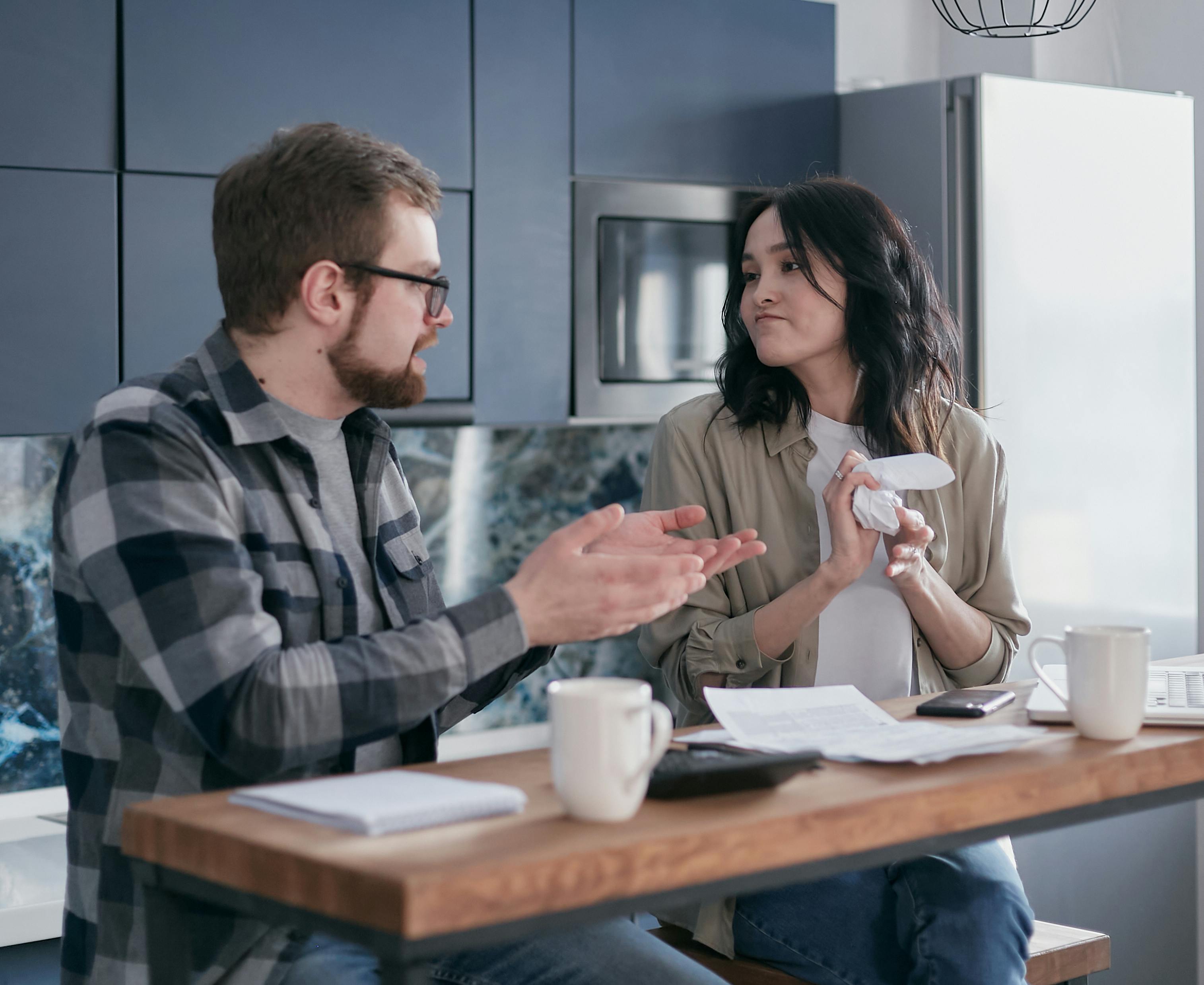 A man judging a woman harshly while she reacts badly to it | Source: Pexels