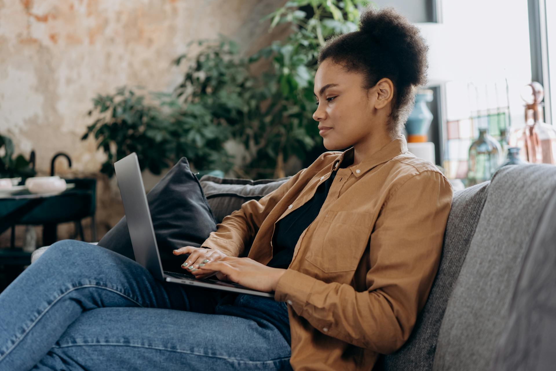 A woman using her laptop | Source: Pexels