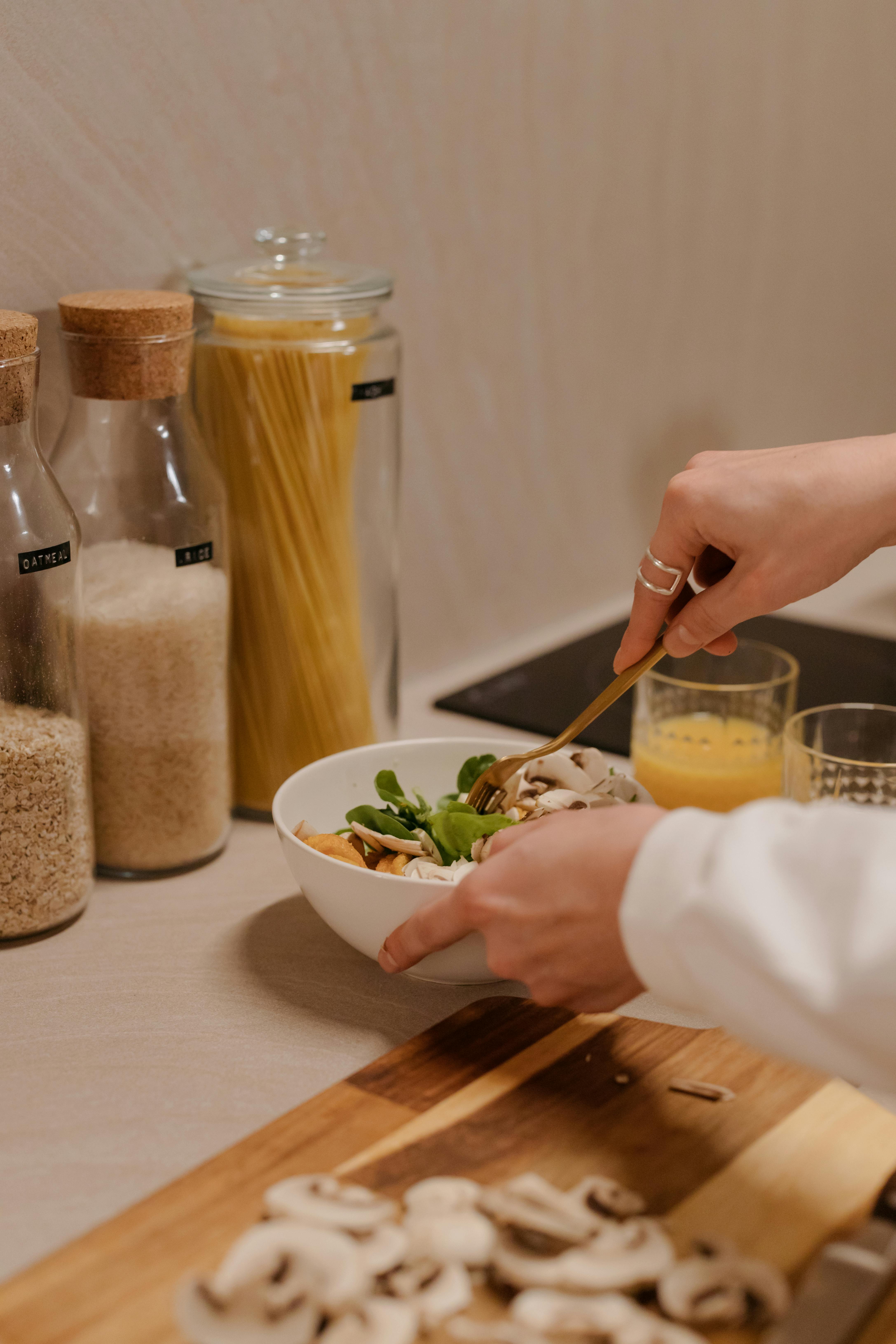 A woman making a meal | Source: Pexels