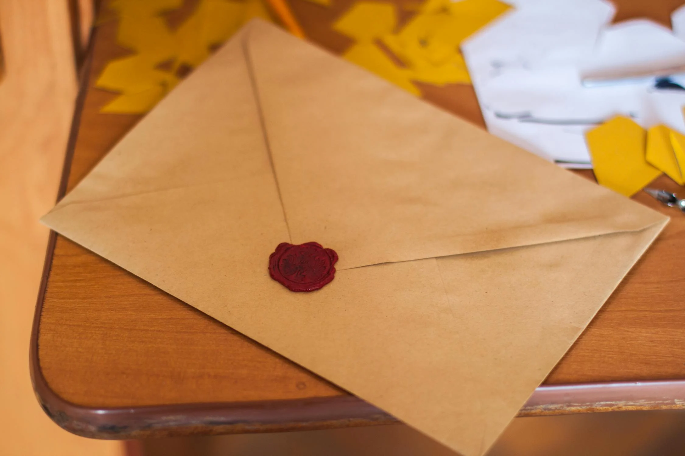 A sealed letter on a table | Source: Pexels