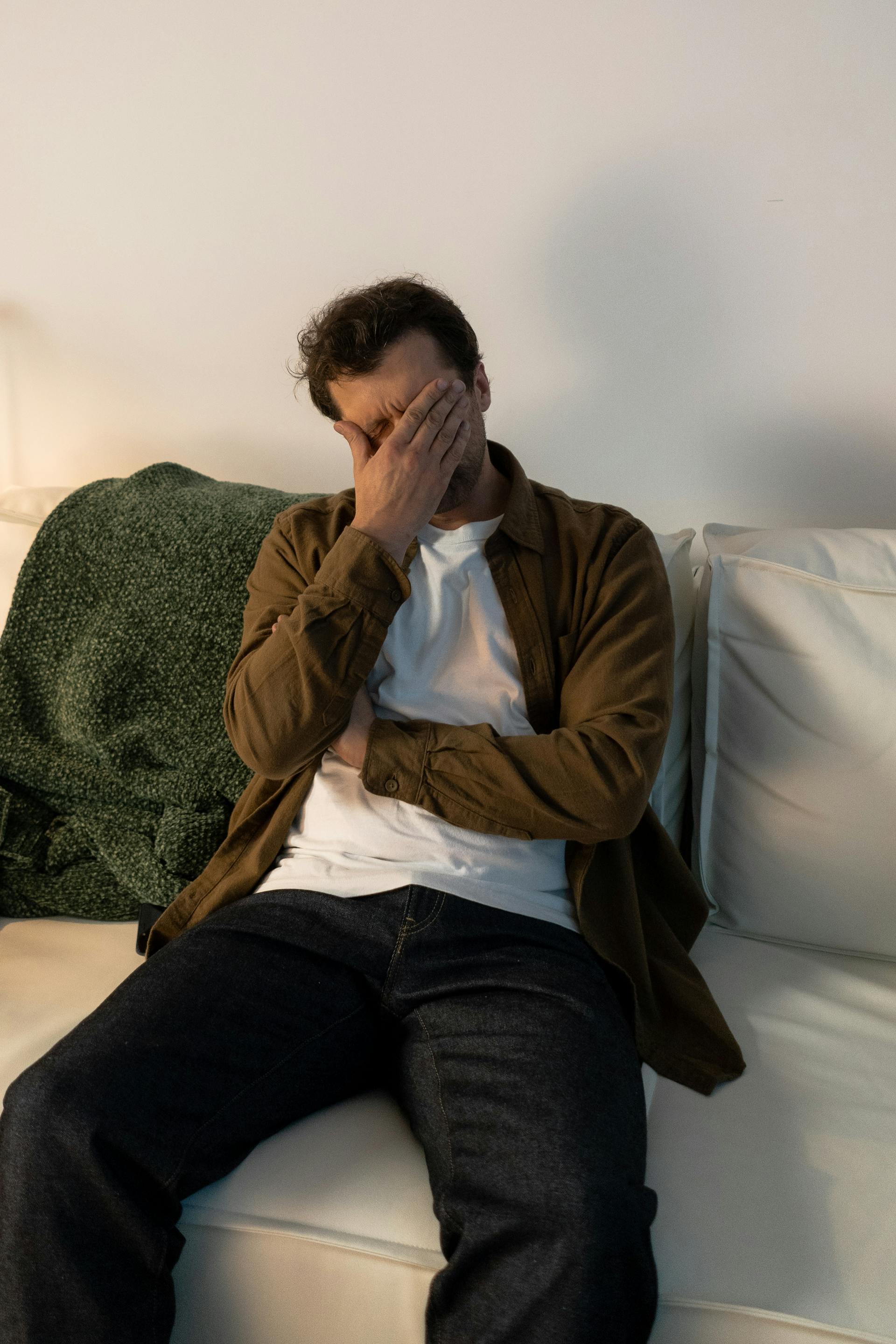 A man sitting on a couch | Source: Pexels