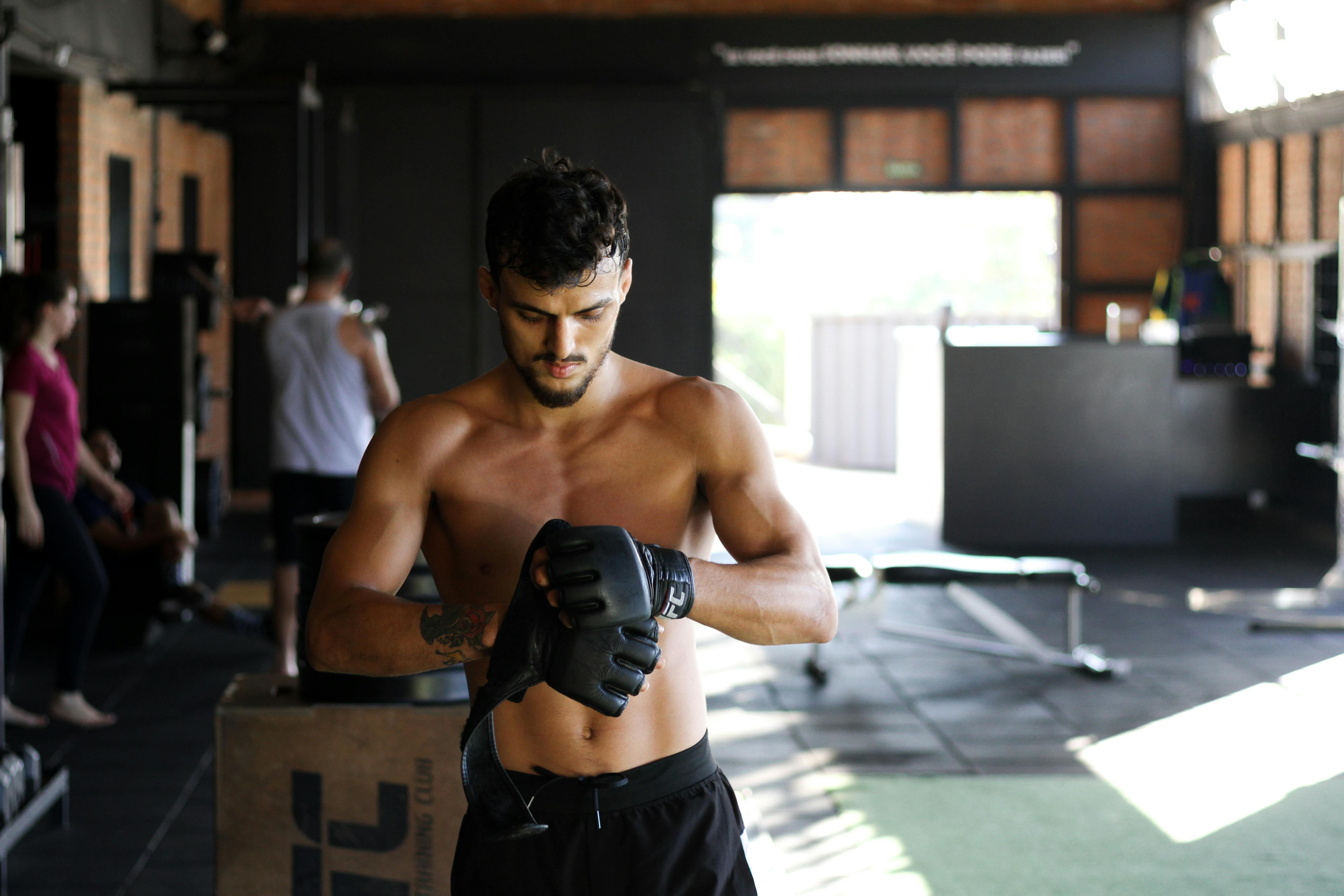 A man with boxing gloves | Source: Pexels