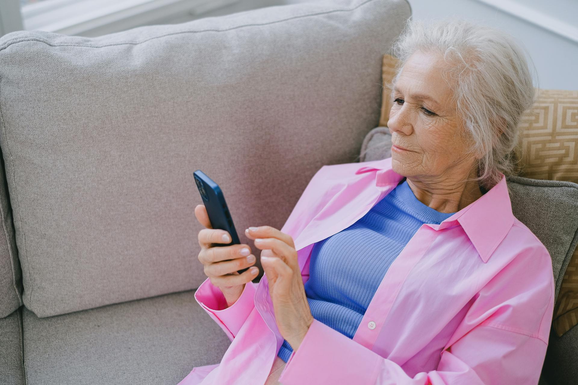 A woman using a cell phone | Source: Pexels