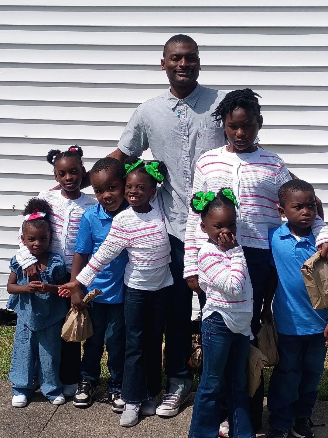 Shamar Elkins with his children | Source: X/AlertaMundoNews