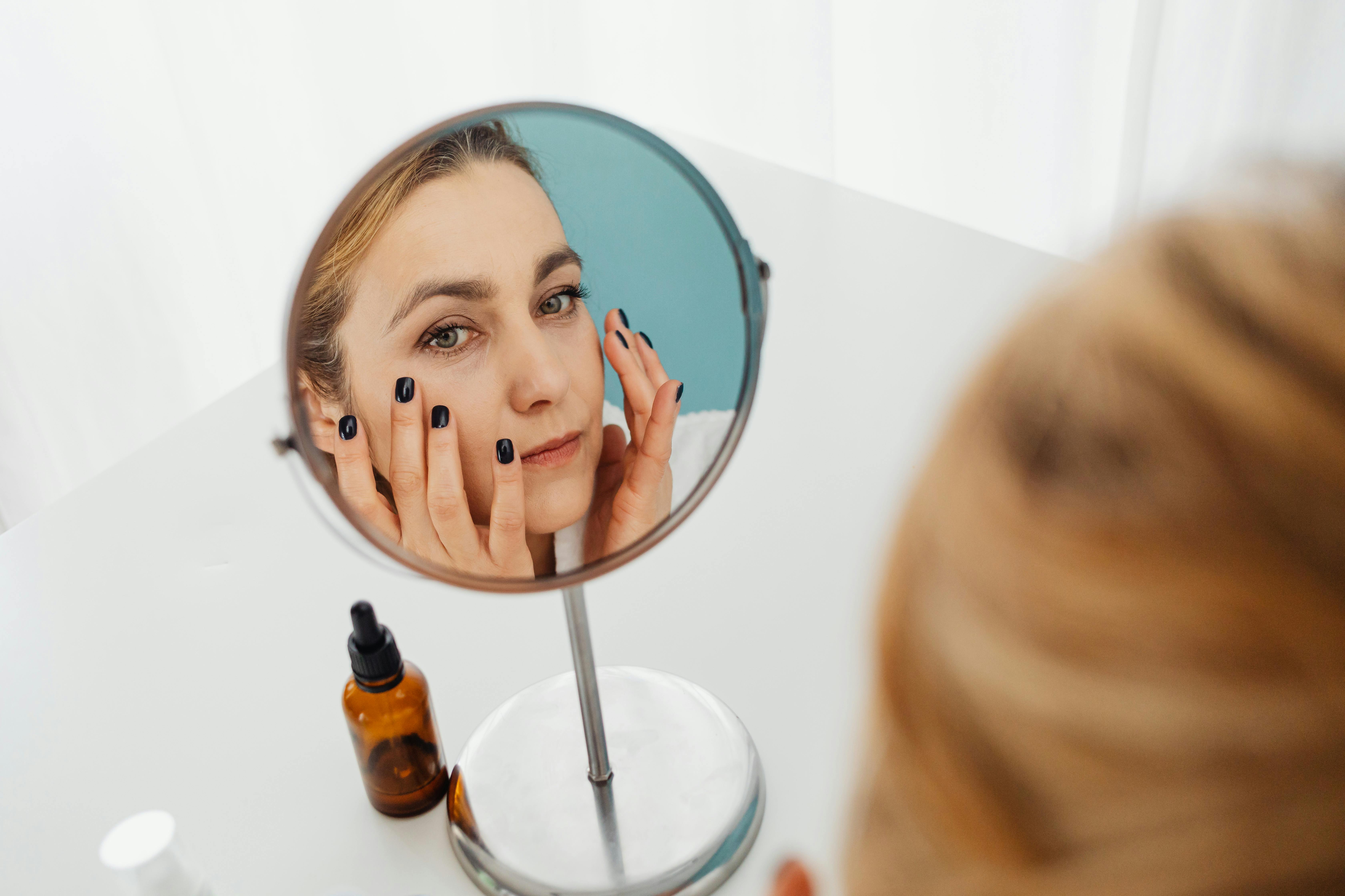 Woman washing her face | Source: Pexels