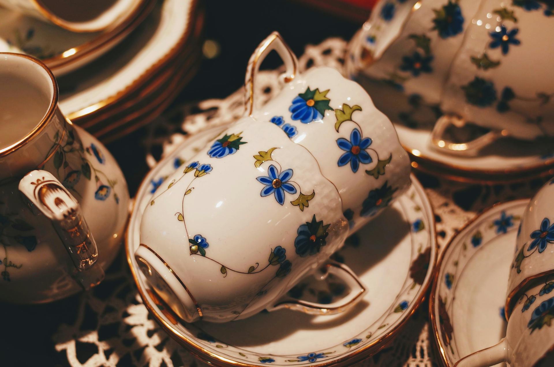 Antique china cups and saucers | Source: Pexels