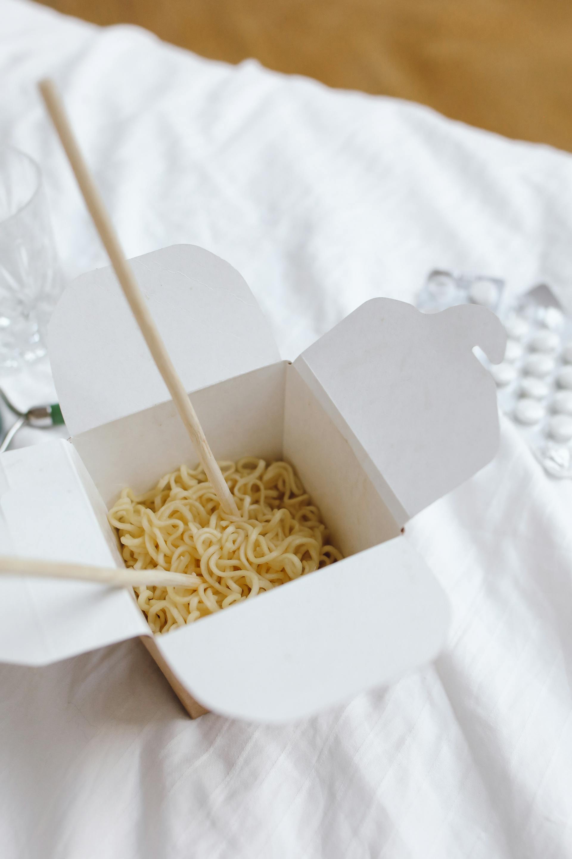 A takeout container on a table | Source: no source