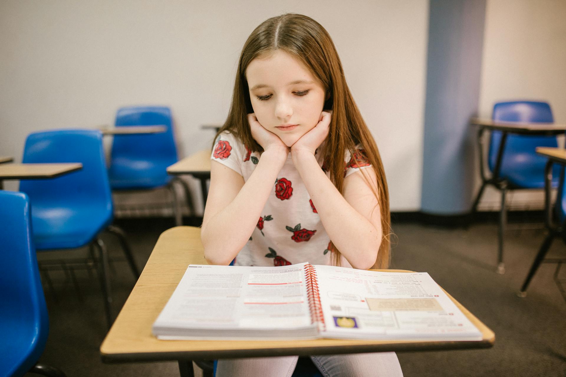 A sad girl sitting in her classroom | Source: Pexels