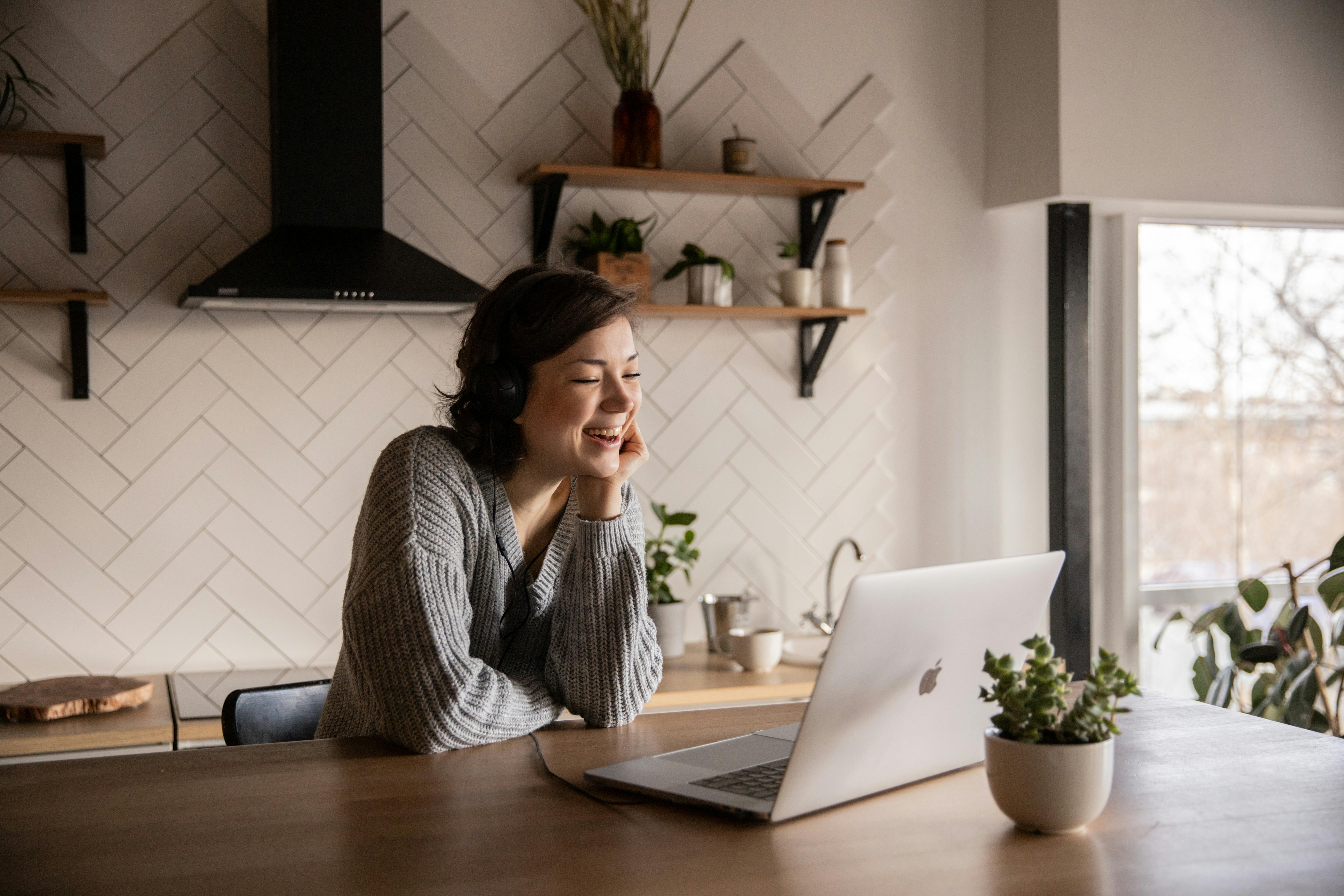 Woman using a laptop | Source: Pexels