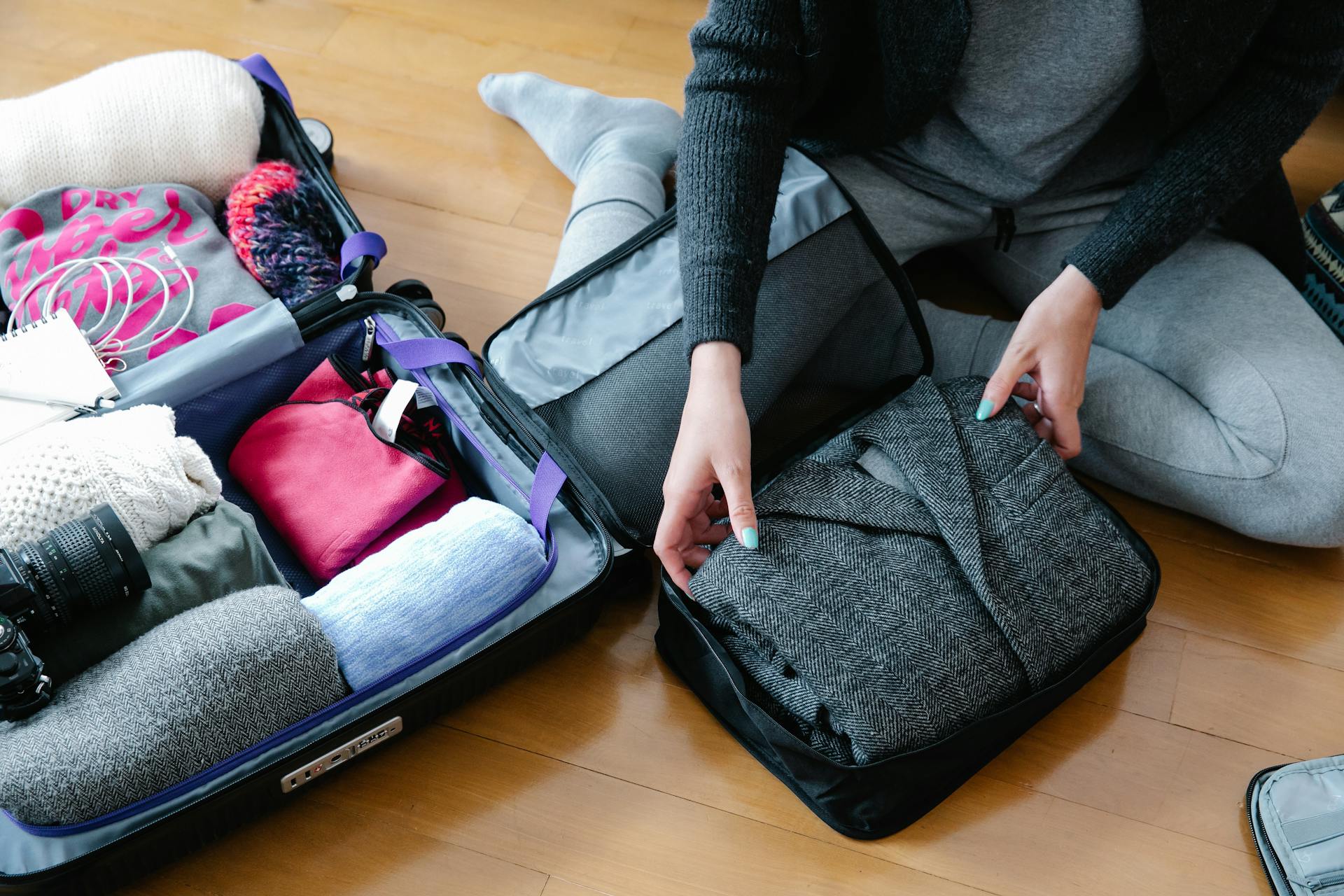 A close-up shot of a woman packing her things | Source: Pexels