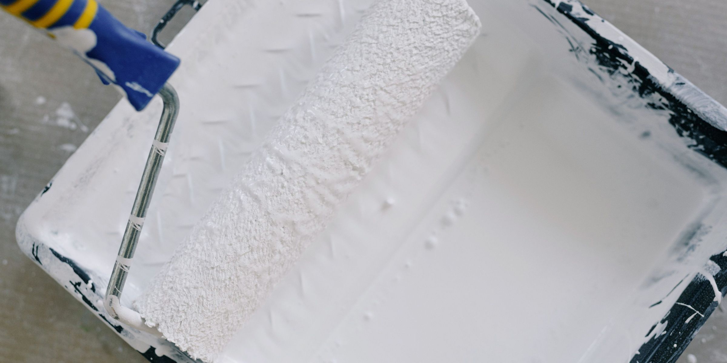 White paint roller and tray | Source: Pexels
