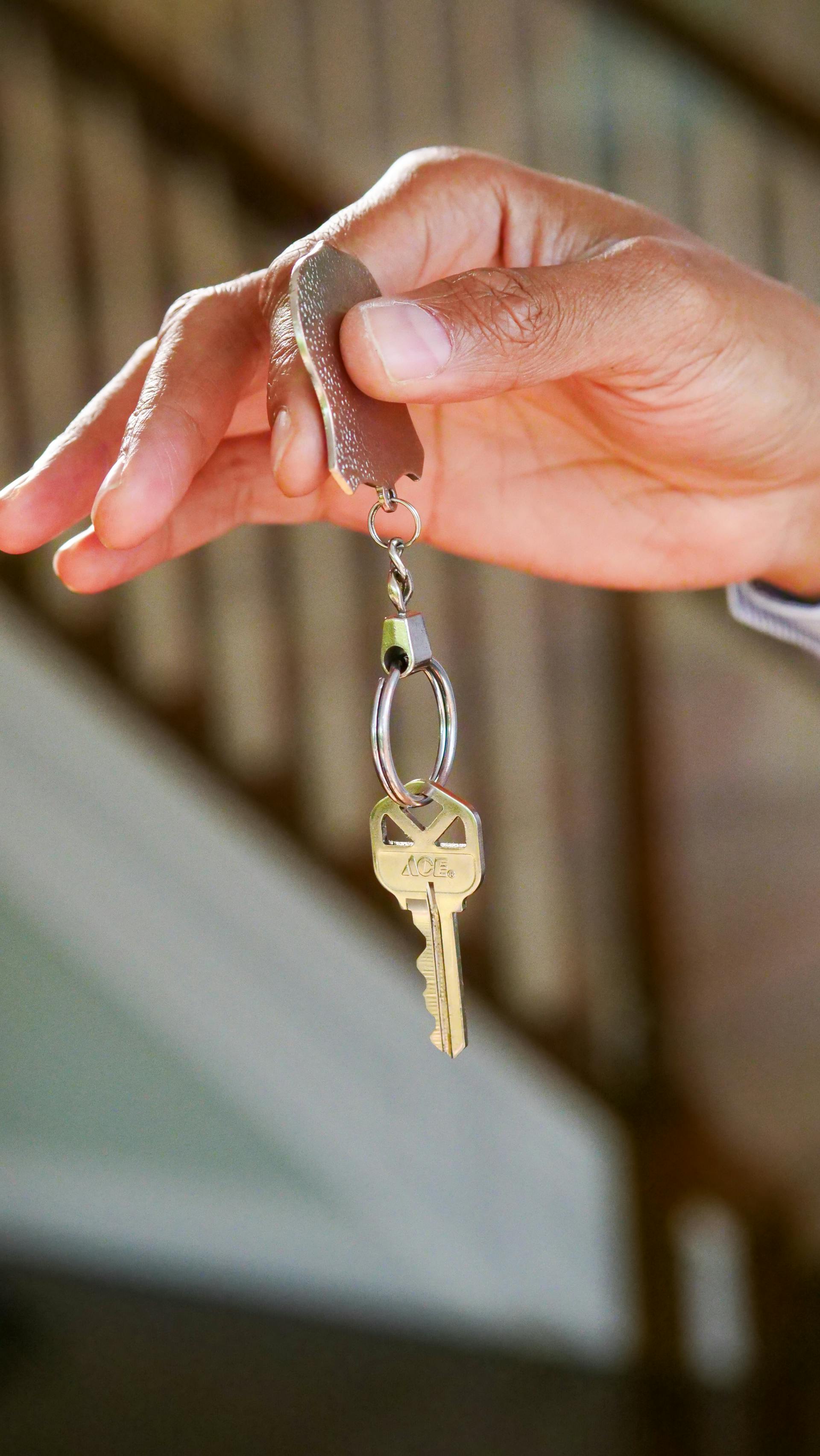 A person holding a key | Source: Pexels