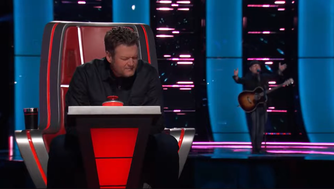 Blake Shelton listens to Pete Mroz perform on "The Voice" - Season 20 in 2020 | Source: YouTube/@thevoicereupload