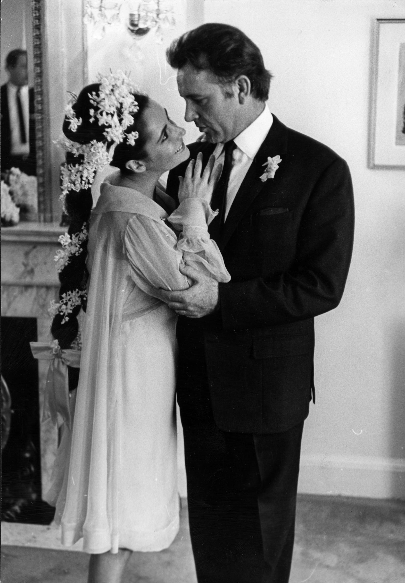 Elizabeth Taylor and Richard Burton at their first wedding in Montreal, Canada, circa 1964 | Source: Getty Images