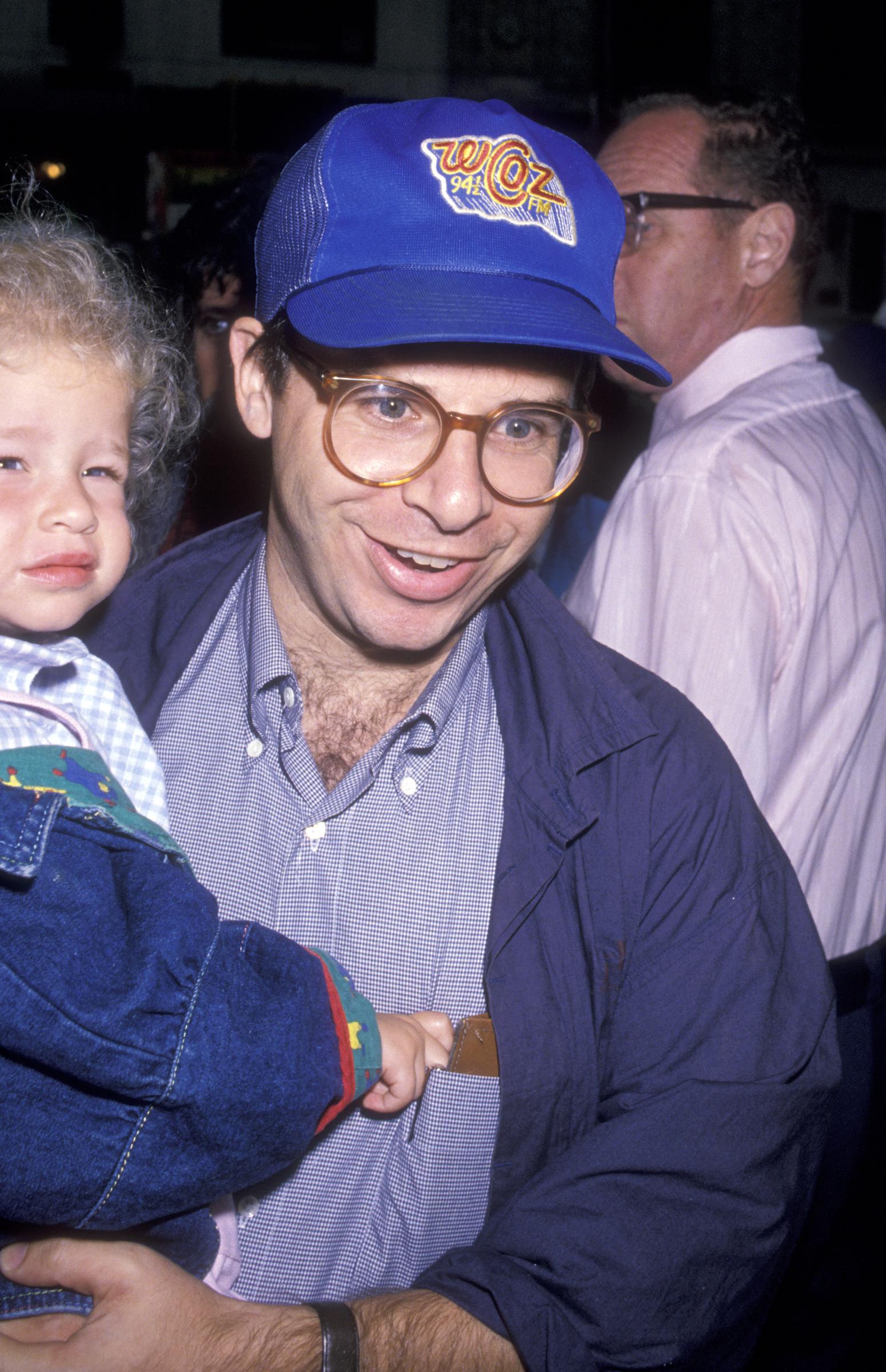 Rick Moranis and his daughter attend a Raffi Concert at Carnegie Hall in New York City on September 16, 1989. | Source: Getty Images