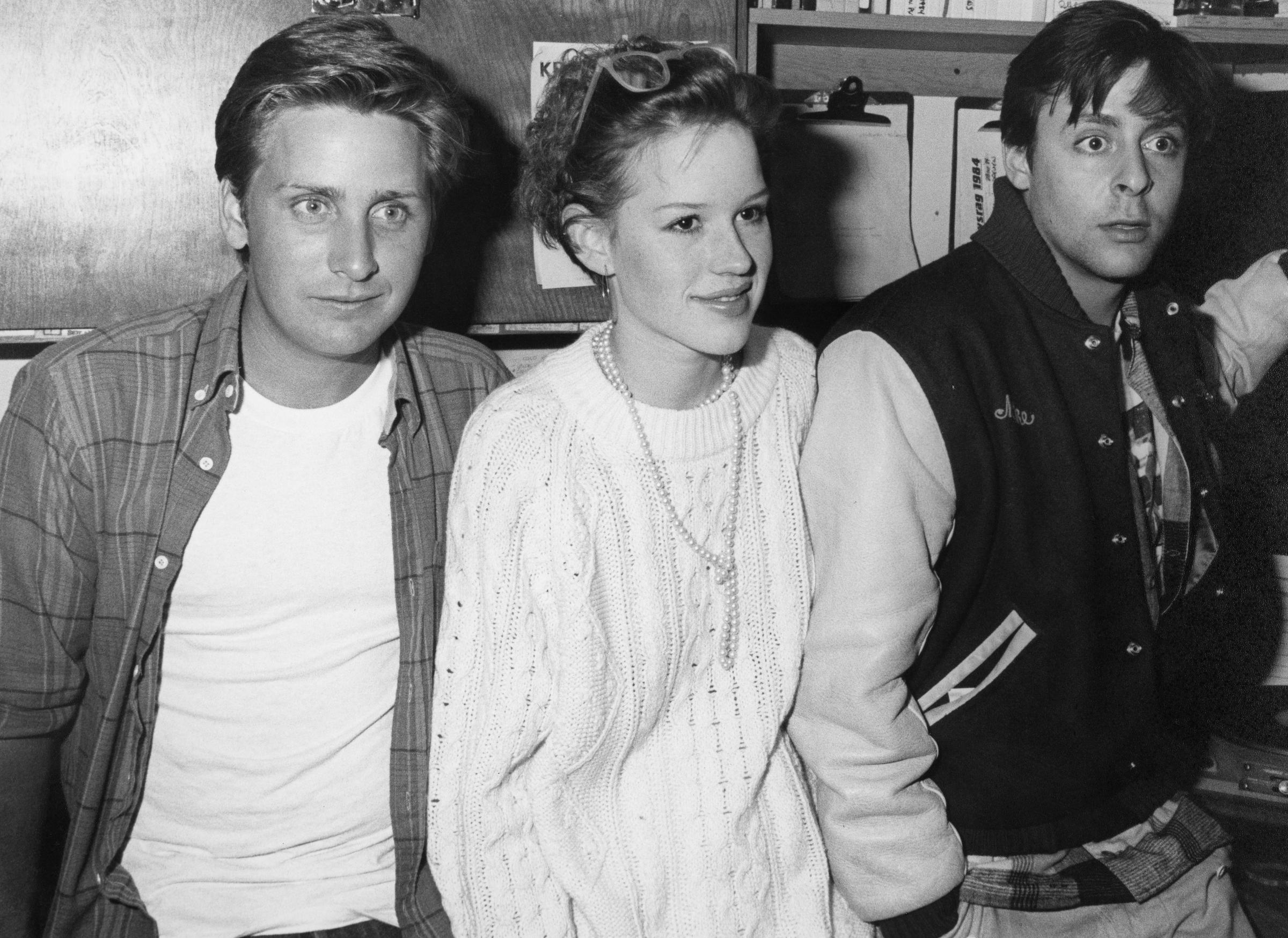 Emilio Estevez, Molly Ringwald, and Judd Nelson in the studio of KROQ radio in 1985 | Source: Getty Images