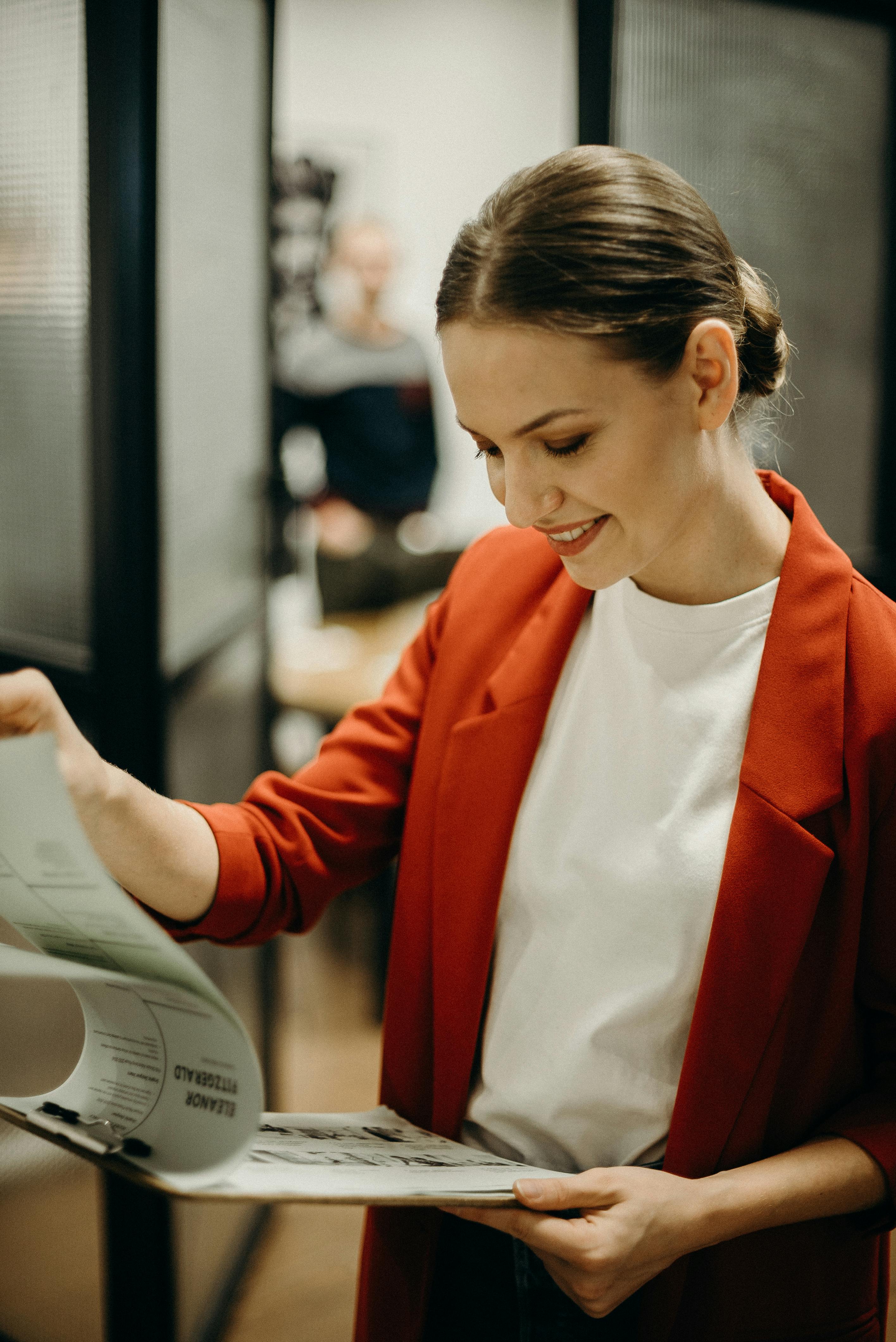 A woman holding a clipboard | Source: Pexels