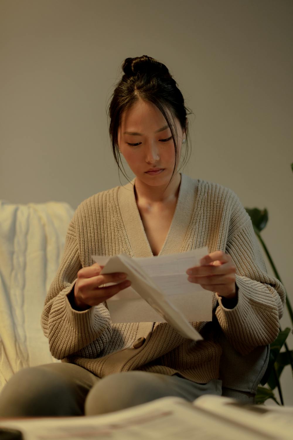 A shocked woman reading a letter | Source: Pexels