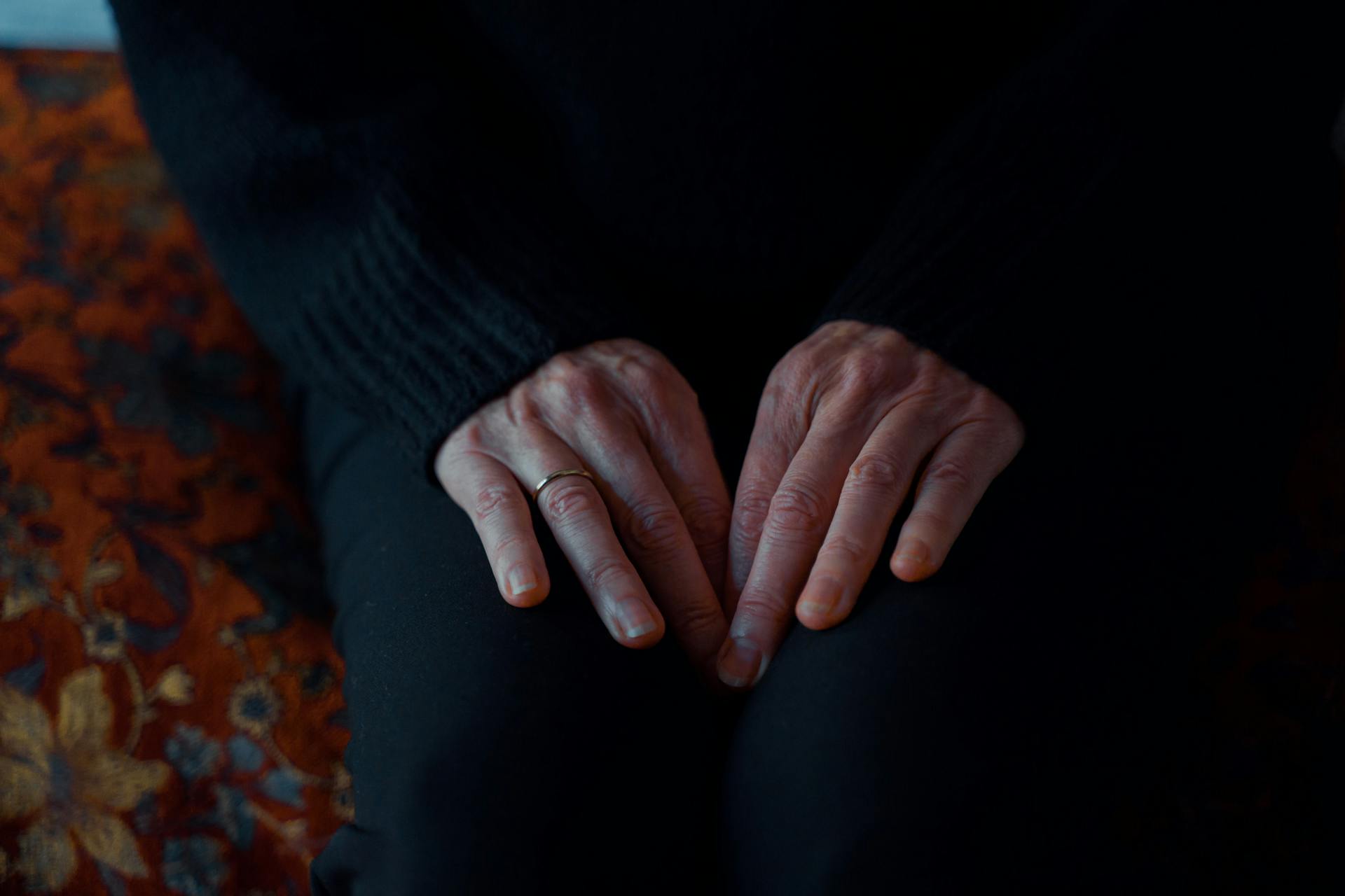 An older woman's hands | Source: Pexels