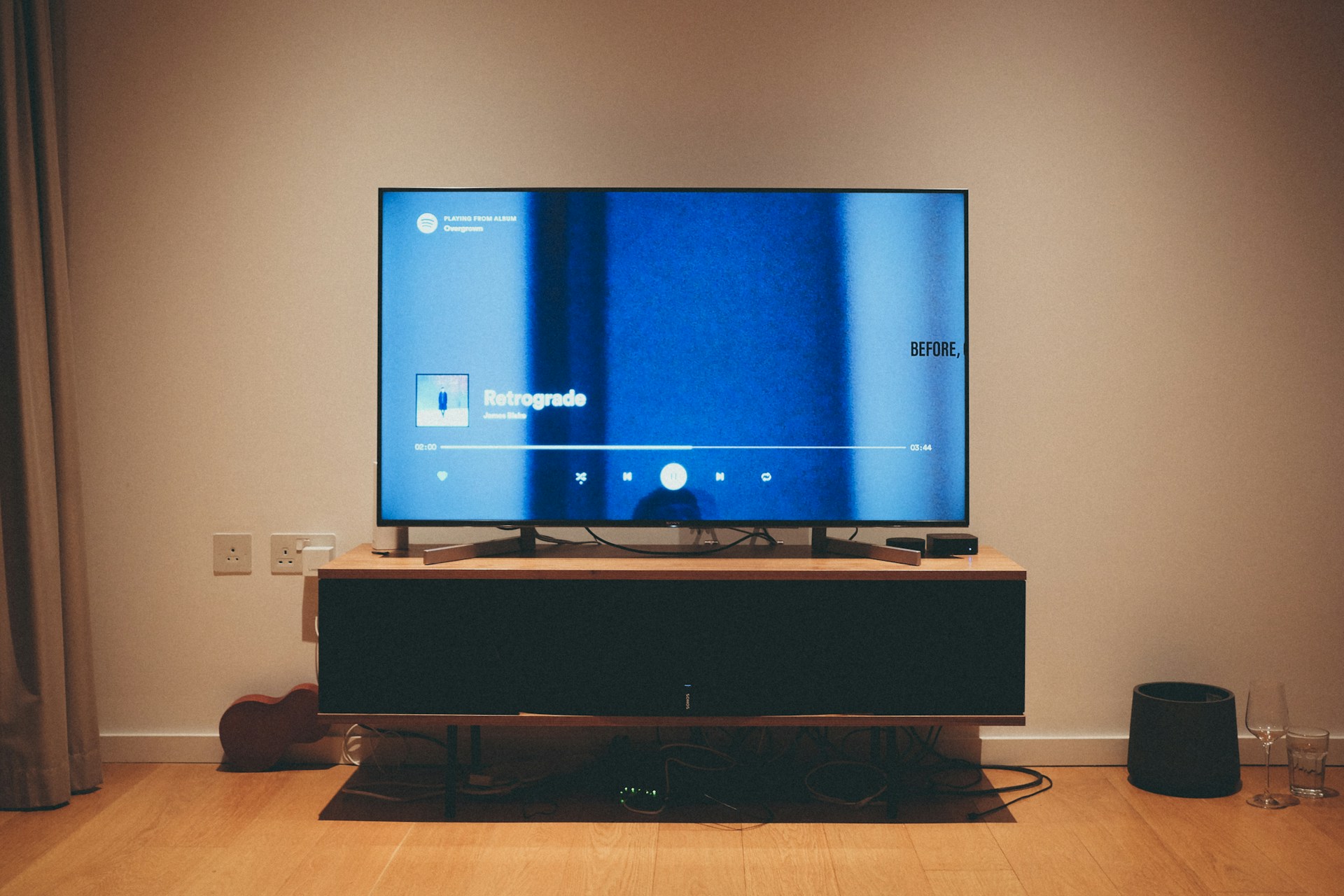 A flat TV on a wooden rack | Source: Unsplash