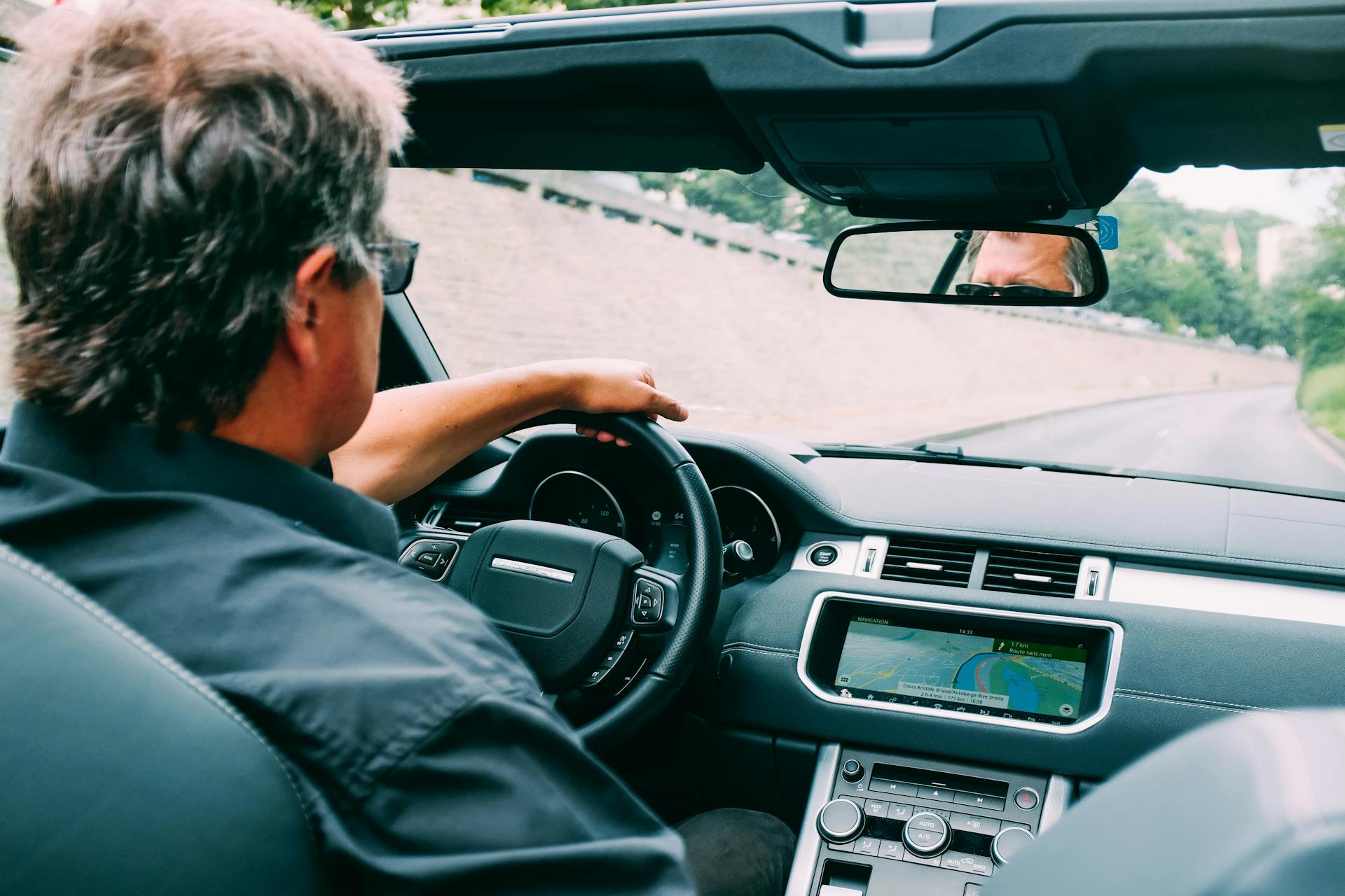A man driving a car | Source: Pexels
