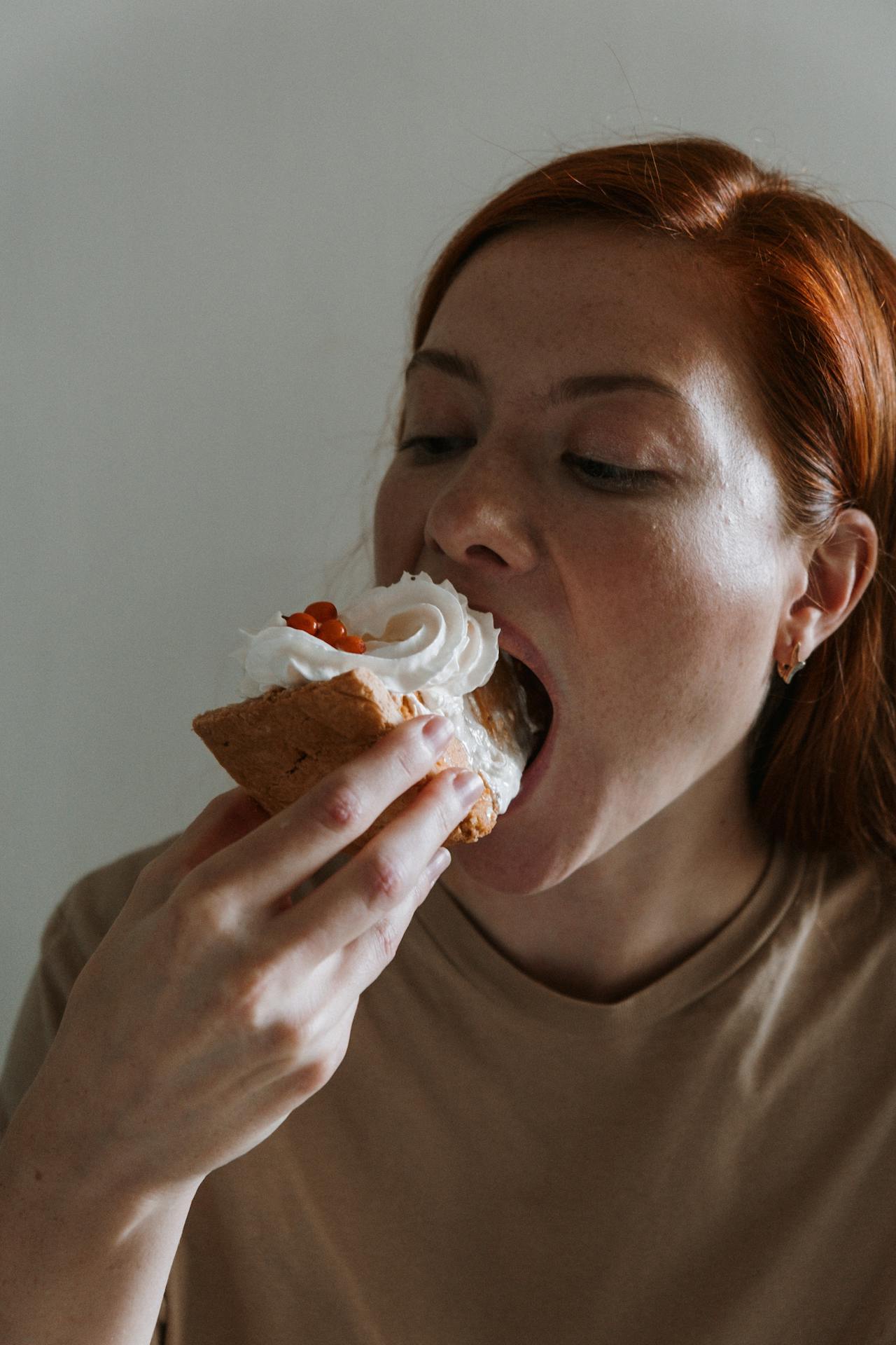 A woman eating a slice of cake | Source: Pexels